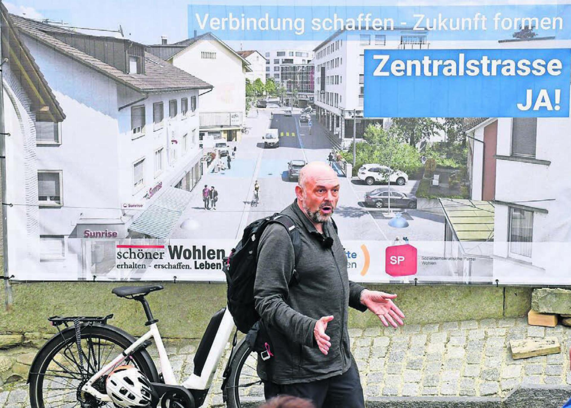 Die geplante Aufwertung der Zentralstrasse war während Monaten das beherrschende Thema in Wohlen. Sie wurde an der Urne abgelehnt. Einwohnerrat Patrick Schmid (Grüne) kämpfte mit Orientierungsrundgängen für die Verbesserung im Zentrum. Bilder: Archiv/dm