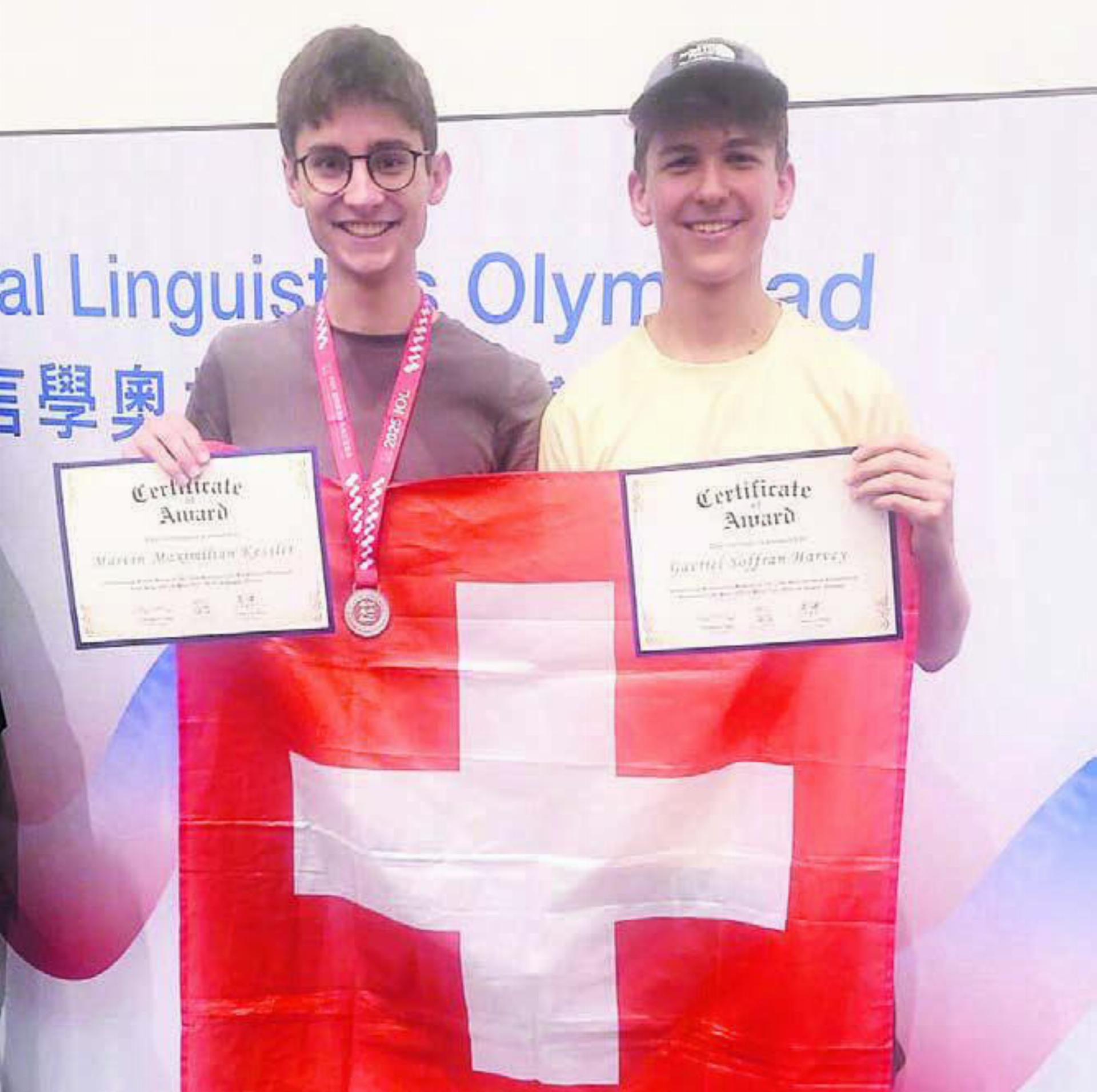Der Stolz ist Marvin Kessler (links) anzusehen. Die Silbermedaille zeugt vom Erfolg.