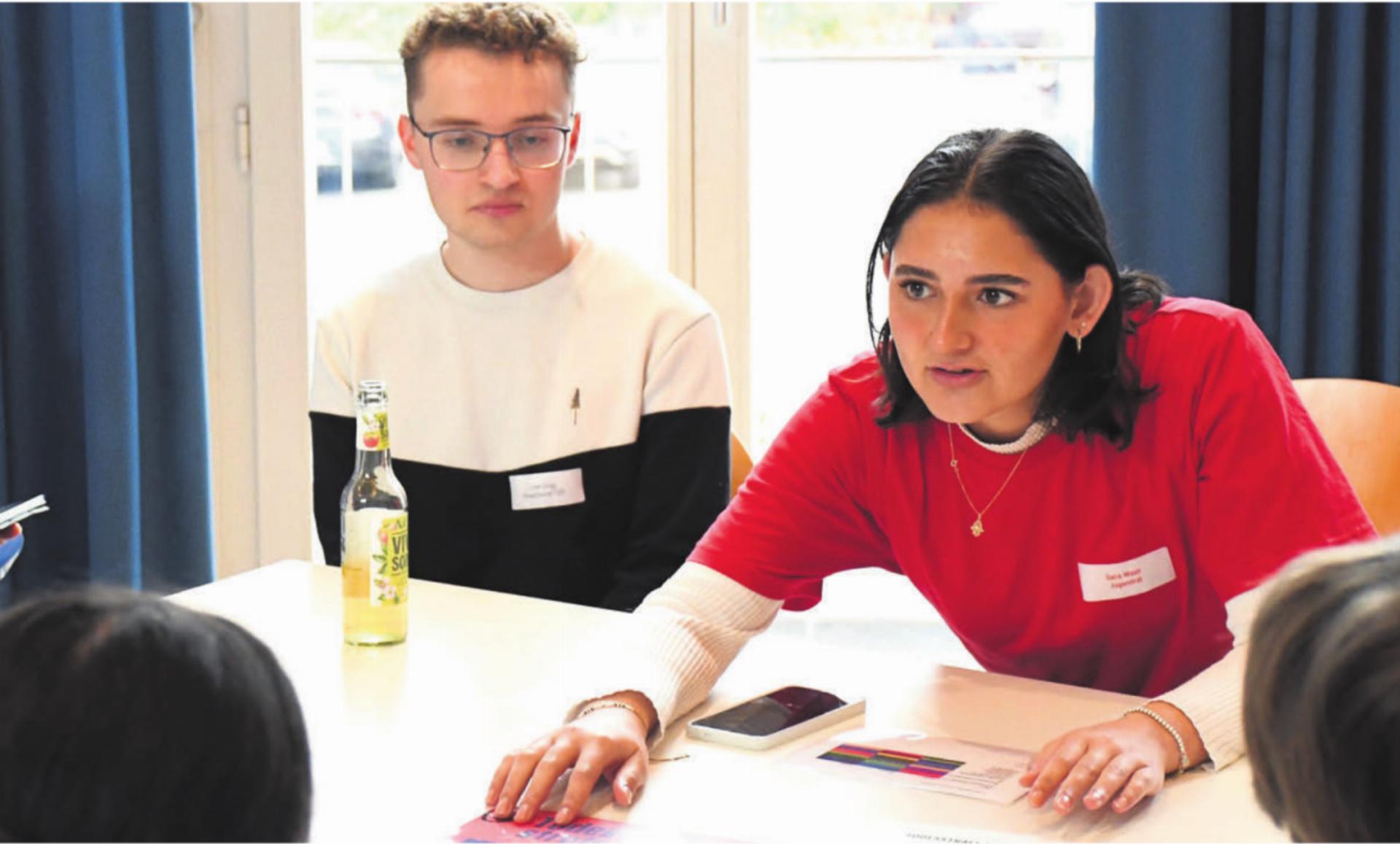 Sana Wazir war vor Jahresfrist noch als Mitglied des Jugendrates dabei: Nun ist sie als Projektleiterin Jugendsession tätig. Links Einwohnerrat Lionel Zingg von der FDP.
Bild: Archiv/dm - Das Bild wird blockiert. – Möglicherweise durch einen aktiven Adblocker.