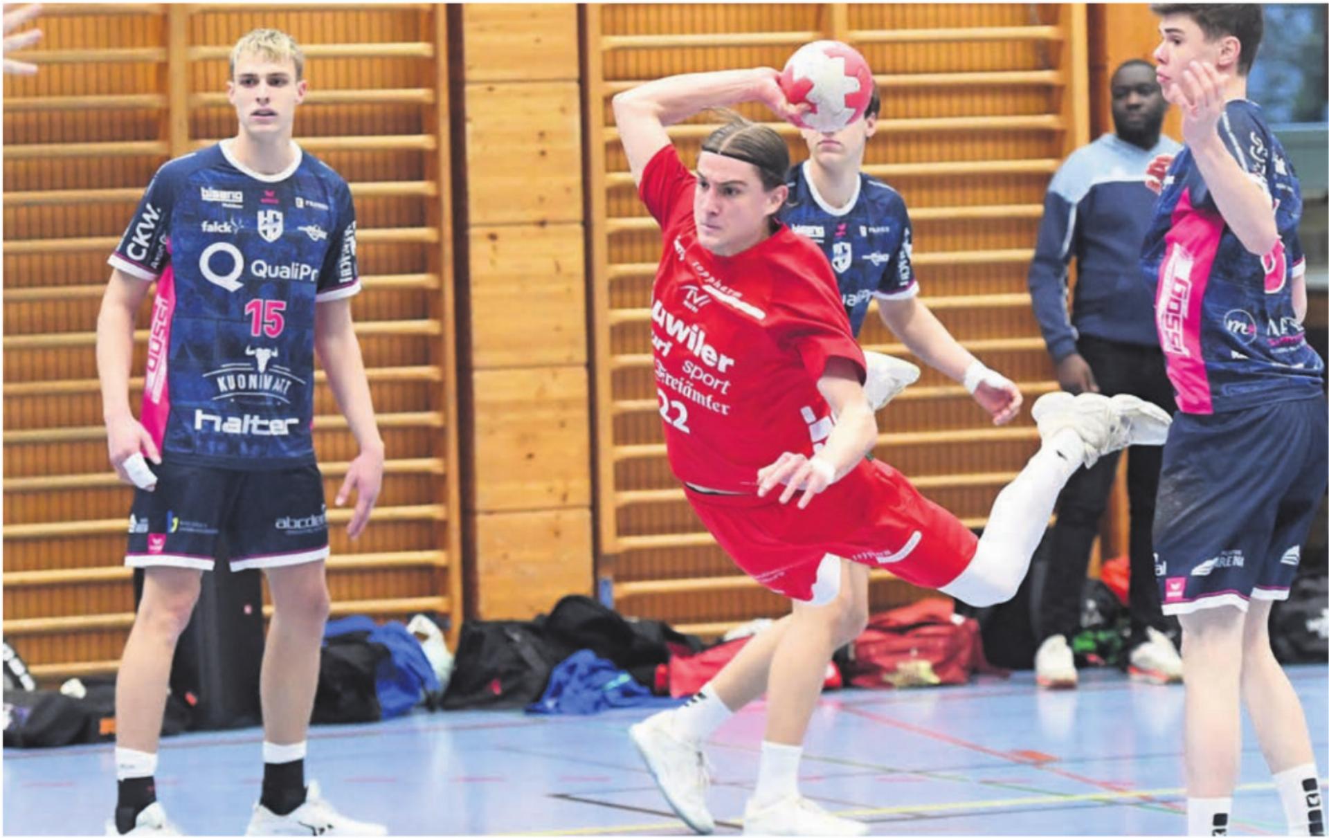 Simon Hafner im Flug. Er erzielte sechs Tore für Muri. Trotzdem reichte es gegen Kriens-Luzern nicht zu Punkten. Bild: tvm - Das Bild wird blockiert. – Möglicherweise durch einen aktiven Adblocker.