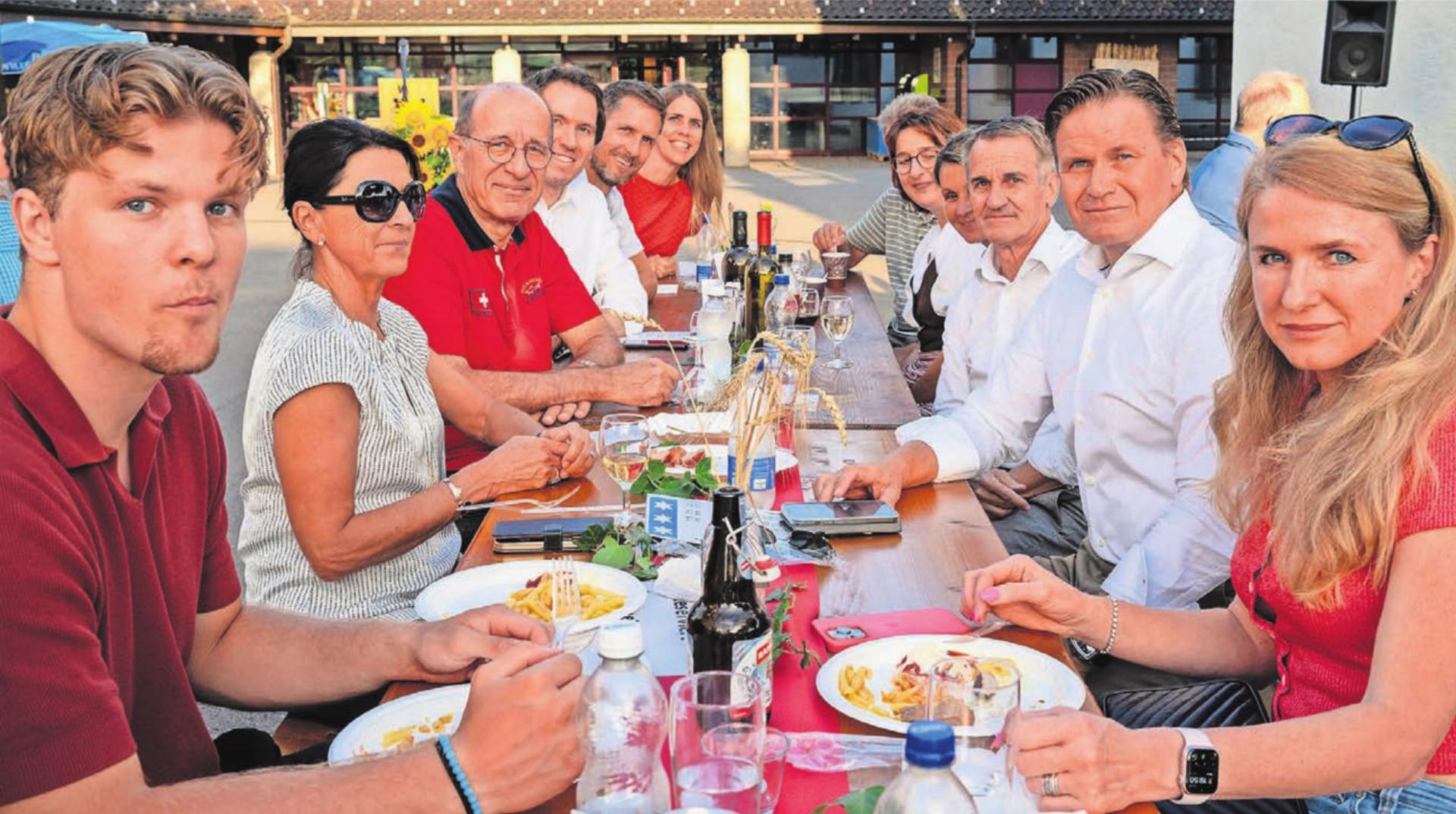 Gemütliches Beisammensein gehört am Nationalfeiertag dazu. Referent Urs Lehmann (2. v. r.) sitzt neben Gemeindeammann Philipp Ackermann. Bilder: Stefan Hotz