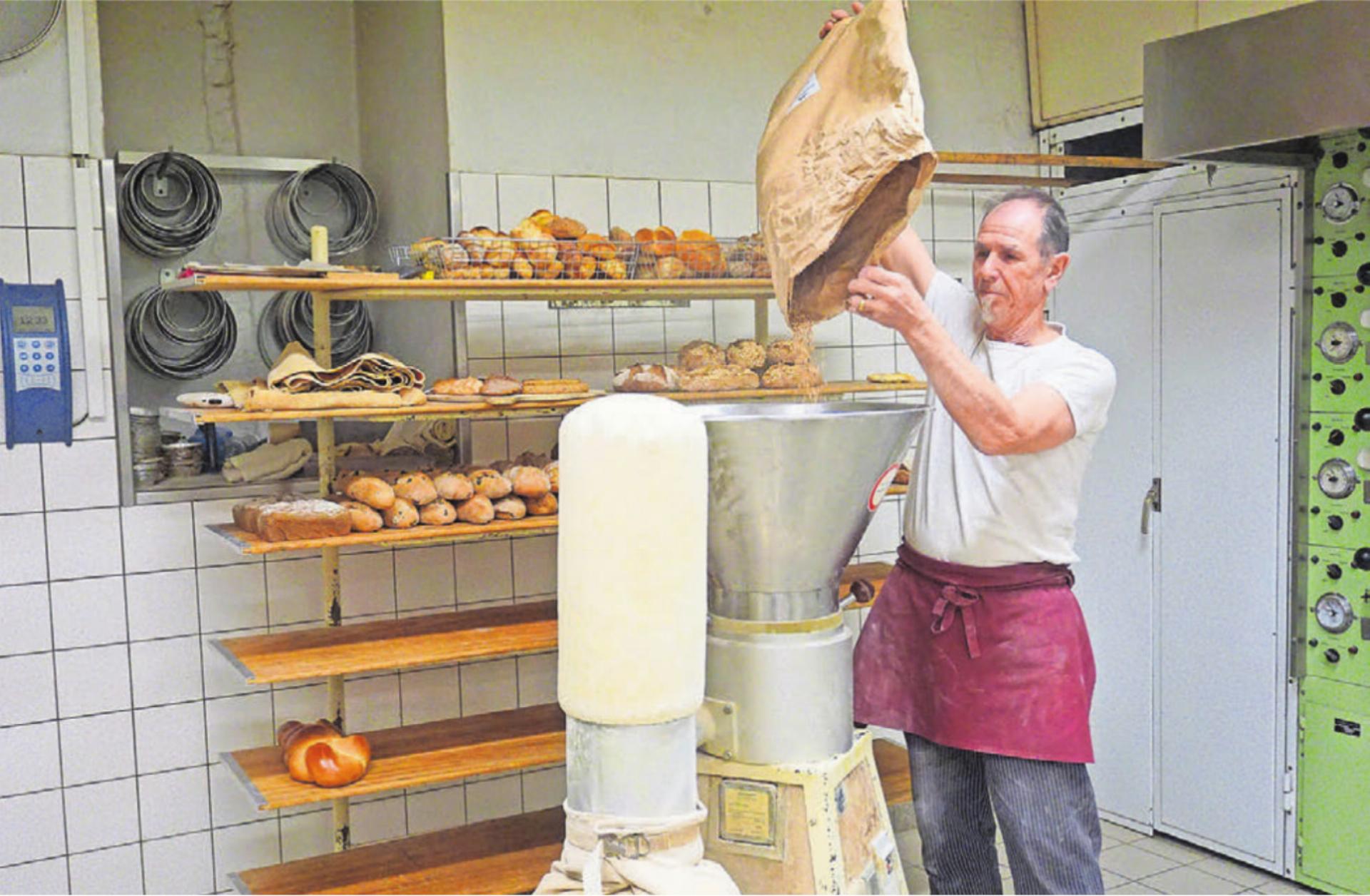 Die uralte Elsässer-Zentrofan-Steinmühle zermahlt Bio-Weizen, Dinkel und Roggen zu frischem Vollkornmehl – für die Spezialitäten aus Benny’s Bäckerei. Bild: rts - Das Bild wird blockiert. – Möglicherweise durch einen aktiven Adblocker.