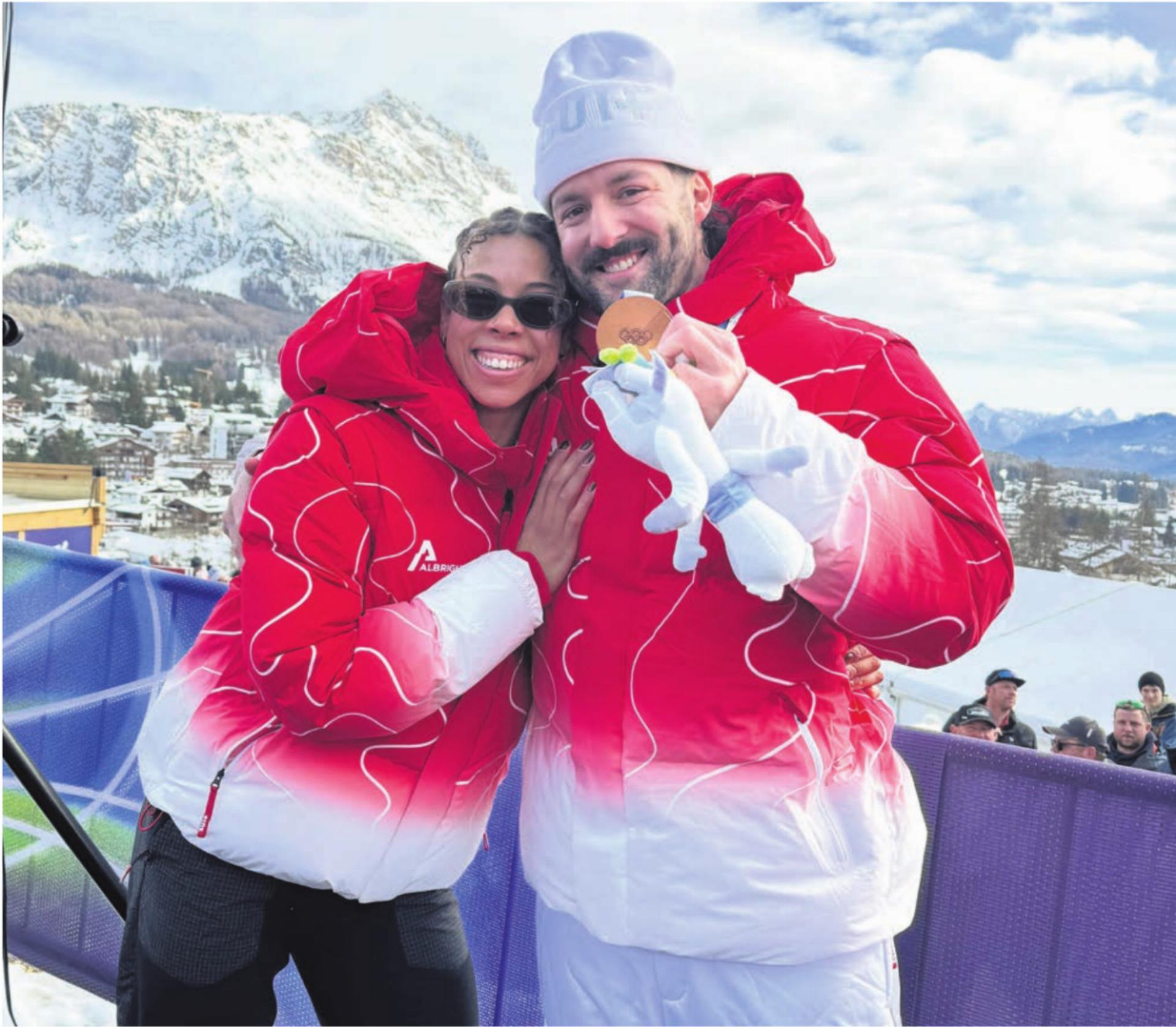 Melanie Hasler und ihr Freund Michael Vogt am letzten Olympia-Tag in Cortina. Stolz zeigt er seine Bronzemedaille. Er ist das erste Edelmetall für ein Schweizer Bob-Team seit 12 Jahren. Bild: zg - Das Bild wird blockiert. – Möglicherweise durch einen aktiven Adblocker.