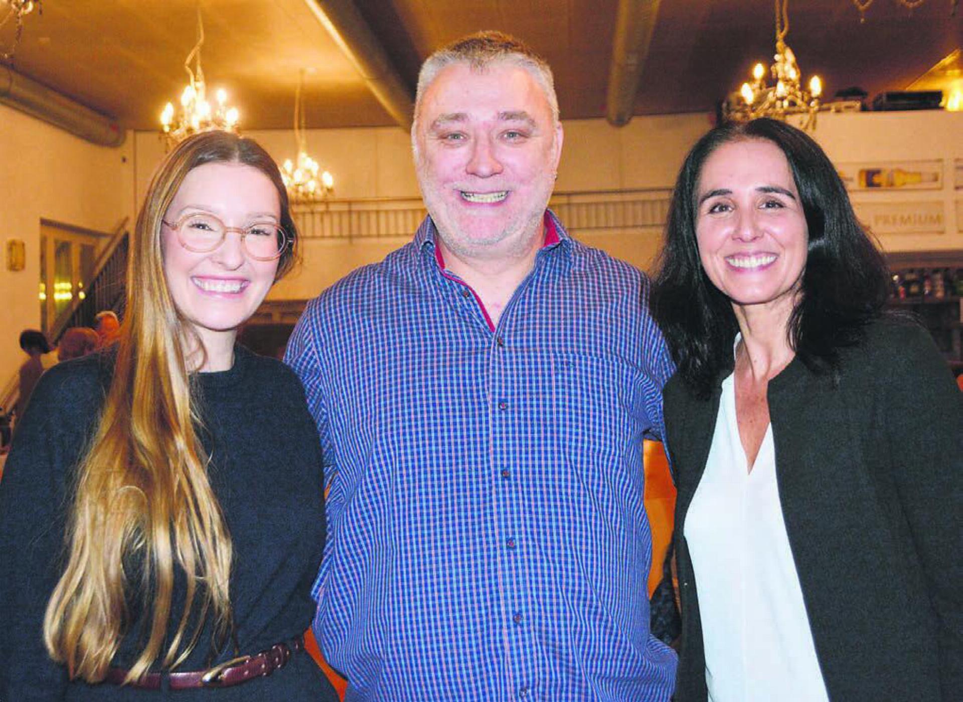 Sie sorgten für einen spannenden Abend, von links: Dermatologin Karolina Reiprich, Acne-Inversa-Betroffener und Mitorganisator Marcel Ramuz und Moderatorin und Präsidentin des Samaritervereins Nicole Thalmann. Bild: Annemarie Keusch