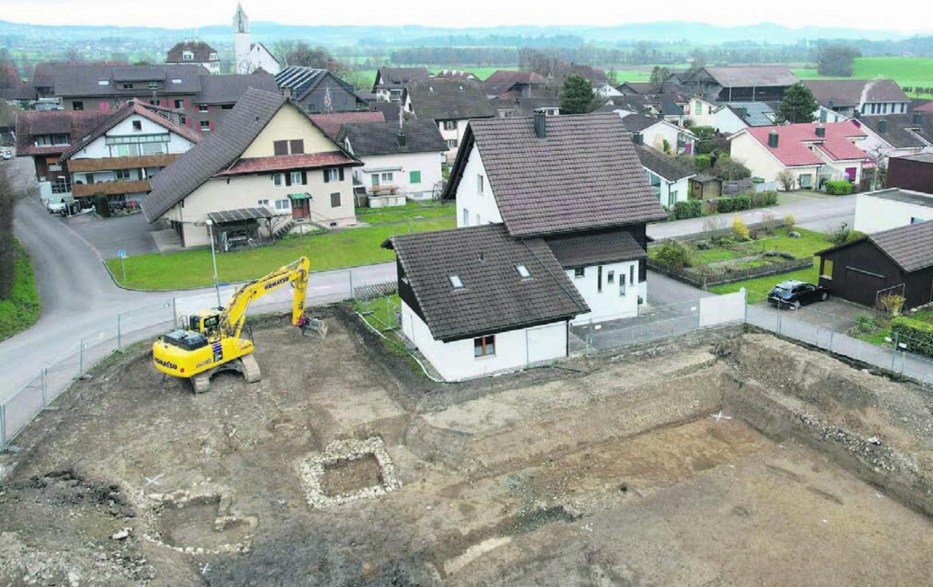 Blick über die Ausgrabungen vom März. Links unten sind die Steinsockel der beiden Spycher deutlich zu erkennen. Die beiden Gräber rechts sind dagegen nur zu erahnen. Bilder: zg