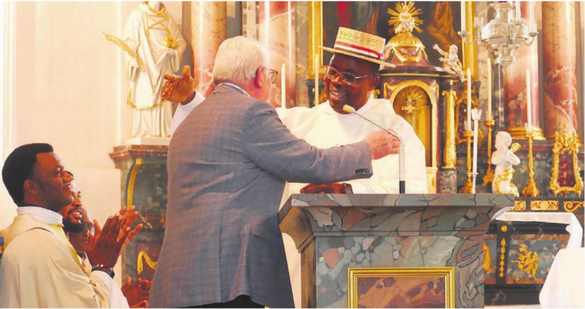 Josef Brunner, Präsident der Kirchenpflege, überreicht dem Jubilar Ignatius Okoli einen echten Wohler Strohhut als Geschenk. Bilder: Stefan Treier - Das Bild wird blockiert. – Möglicherweise durch einen aktiven Adblocker.