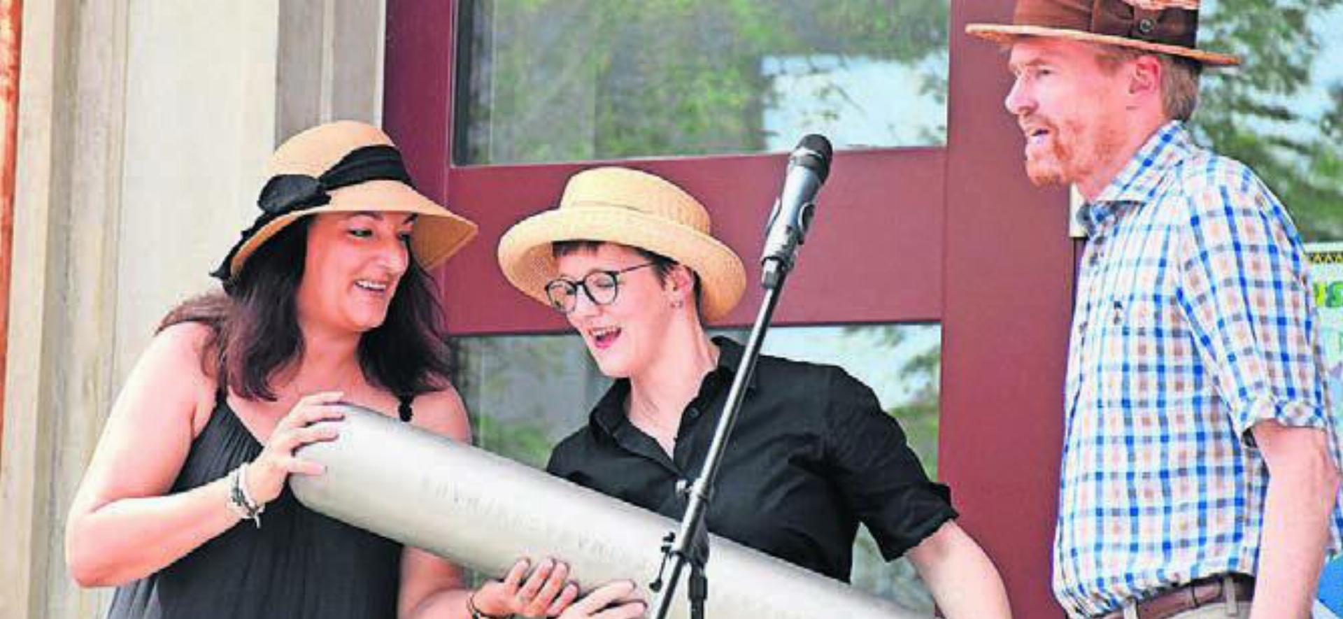 Symbolischer Akt bei der Schulhaus-Einweihung: Vizeammann Thomas Burkard übergab die Zeitkapsel an die Schulleiterinnen Sandra Passerini (links) und Barbara Bolliger. Bild: Archiv/dm