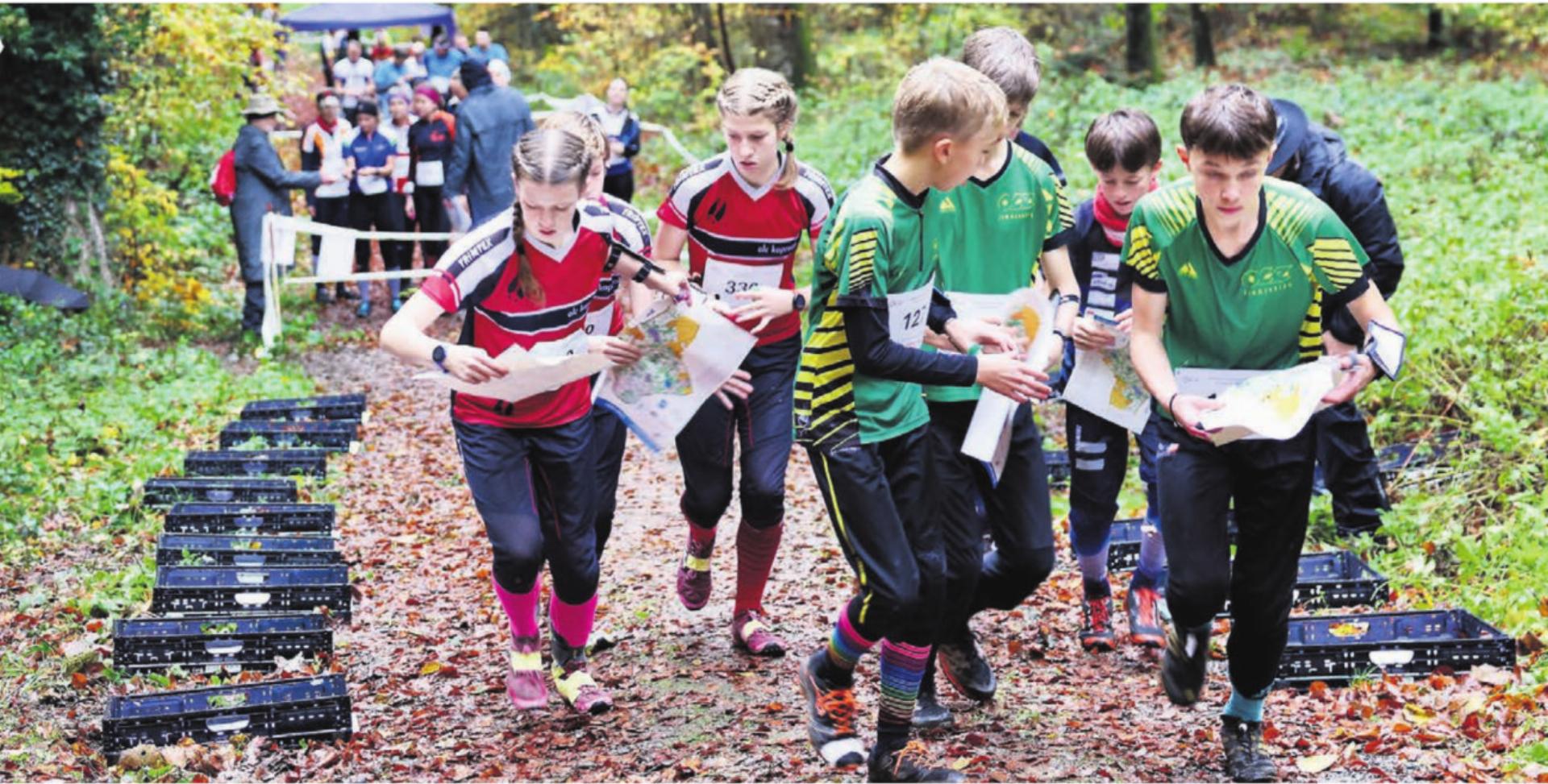 Rennend den Weg finden: Die Gruppe Jugendlicher hat gerade ihre Karten erhalten und macht sich auf den Weg durch den Freiämter Wald. Bild: zg - Das Bild wird blockiert. – Möglicherweise durch einen aktiven Adblocker.