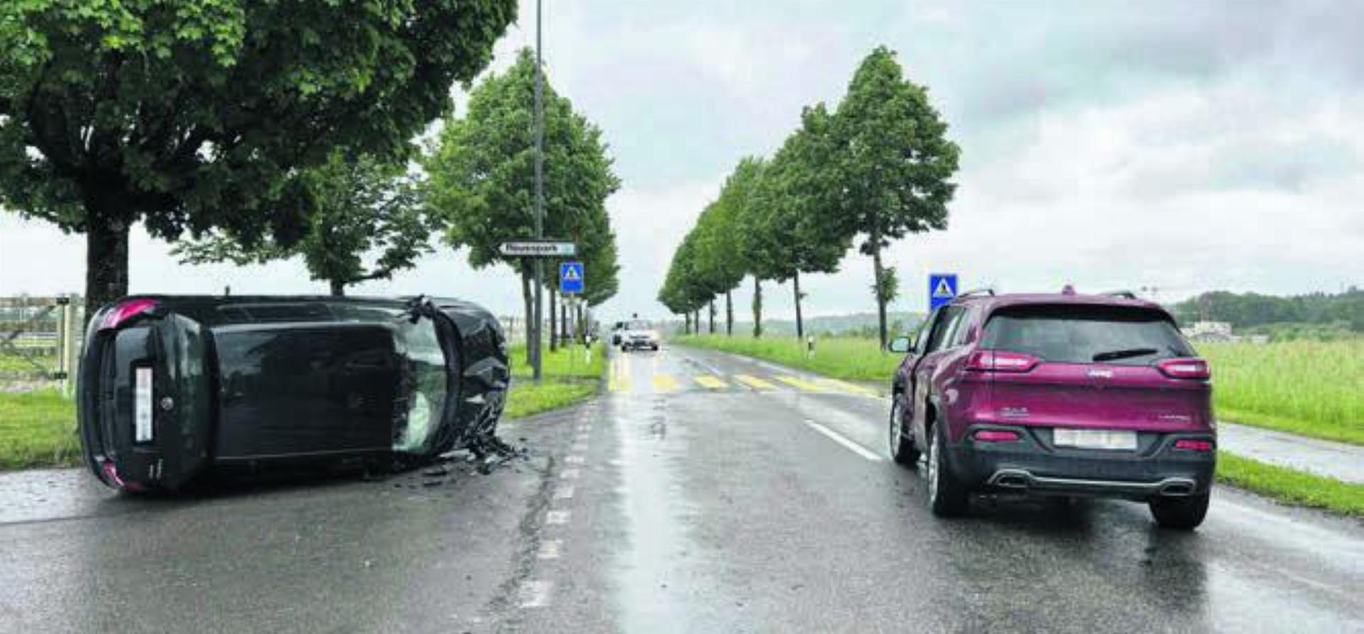 Durch die Kollision überschlug sich eines der beiden Fahrzeuge und landete auf der Seite. Bild: pz