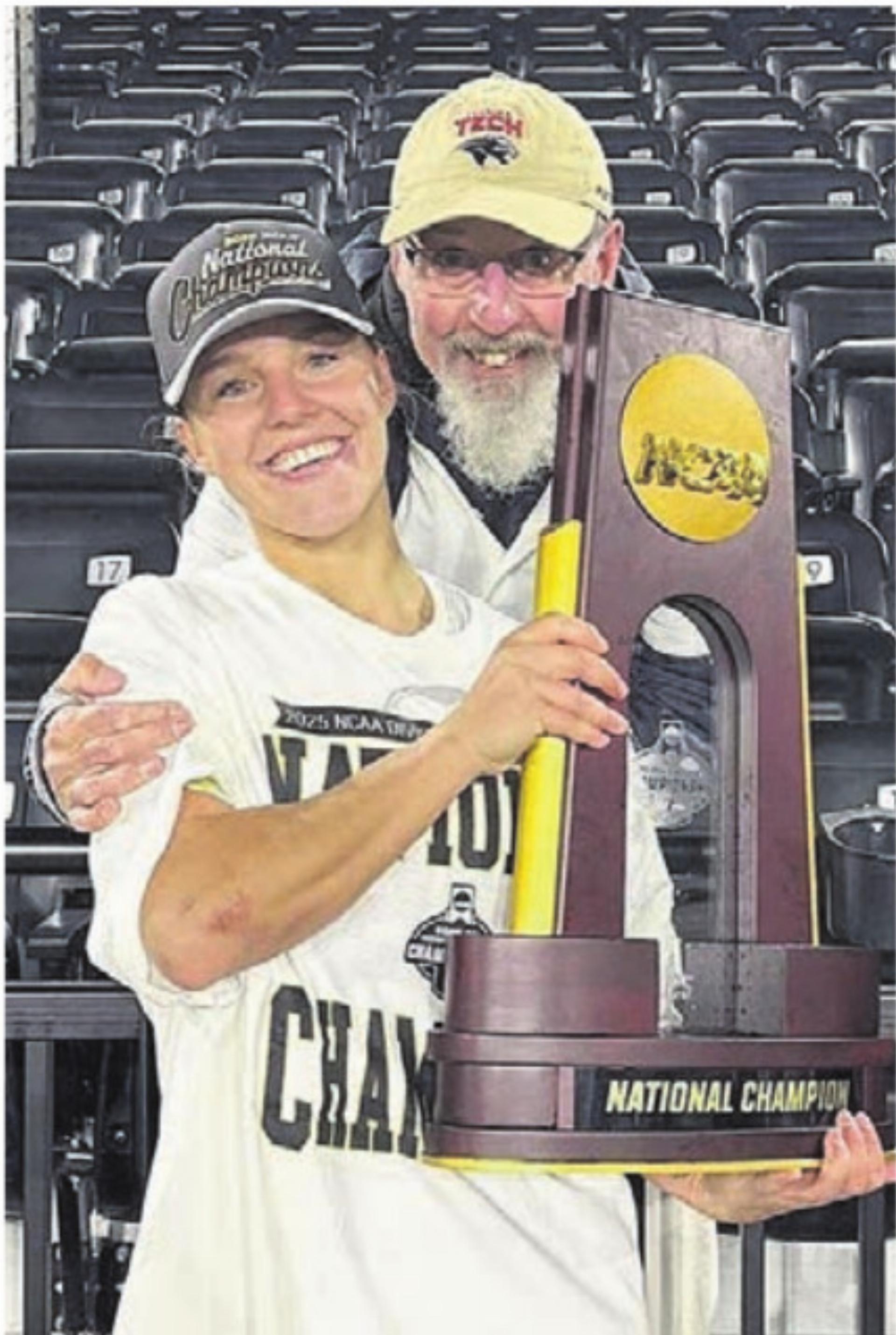 Rebecca Storr (links) präsentiert stolz den Pokal mit ihrem Vater Kevin Storr. Bild: zg - Das Bild wird blockiert. – Möglicherweise durch einen aktiven Adblocker.