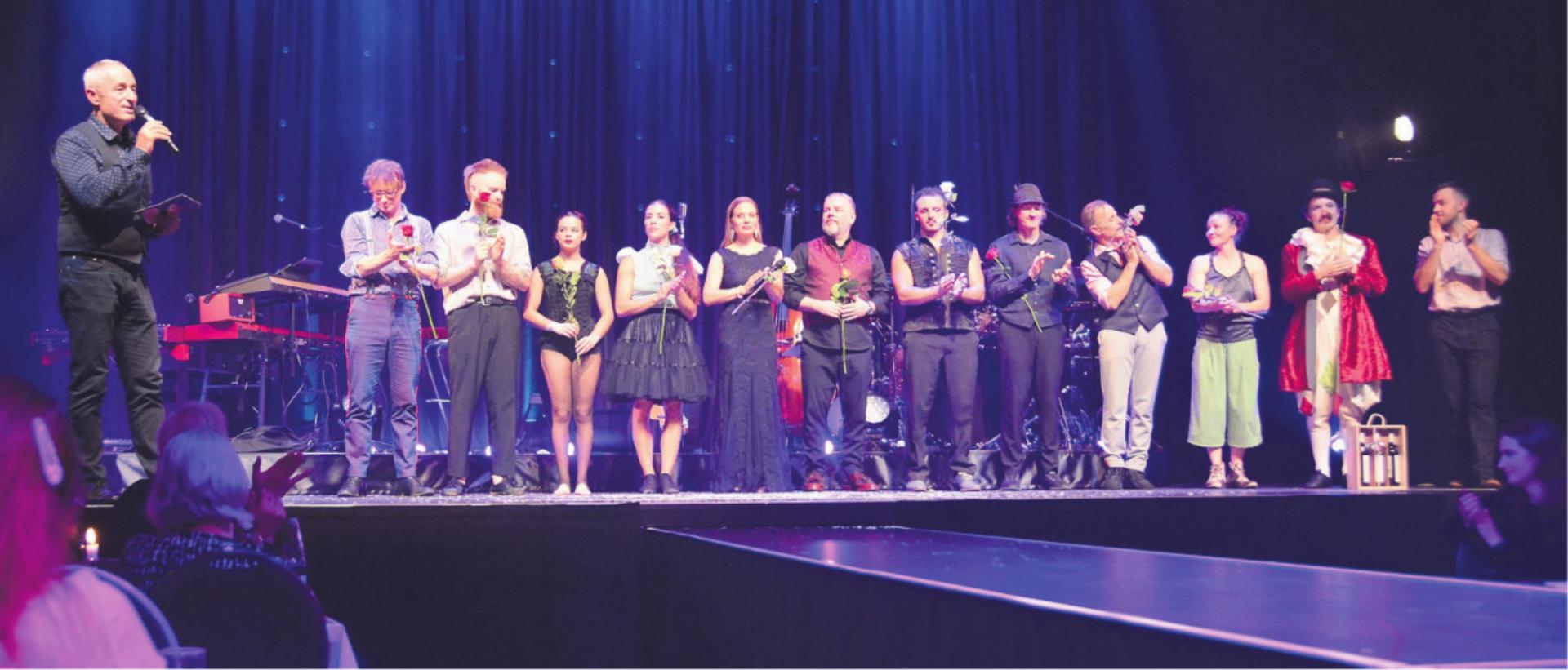 Lang anhaltender Applaus: Direktor Johannes Muntwyler bedankt sich beim diesjährigen Ensemble sowie bei den Musikern und der Sängerin. Bild: Chregi Hansen - Das Bild wird blockiert. – Möglicherweise durch einen aktiven Adblocker.