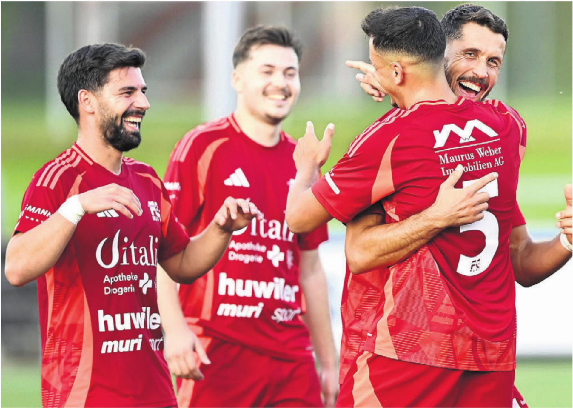 Die Murianer (von links: Valentin Gashi, Gentrim Uka, Belmin Mrkonja, Tihomir Grabovica) haben Grund zur Freude. Mit Trainer Alain Schultz zeigt Muri wieder guten Fussball und gehört zu den Spitzenteams der 2. Liga. Bild: Archiv/awa - Das Bild wird blockiert. – Möglicherweise durch einen aktiven Adblocker.