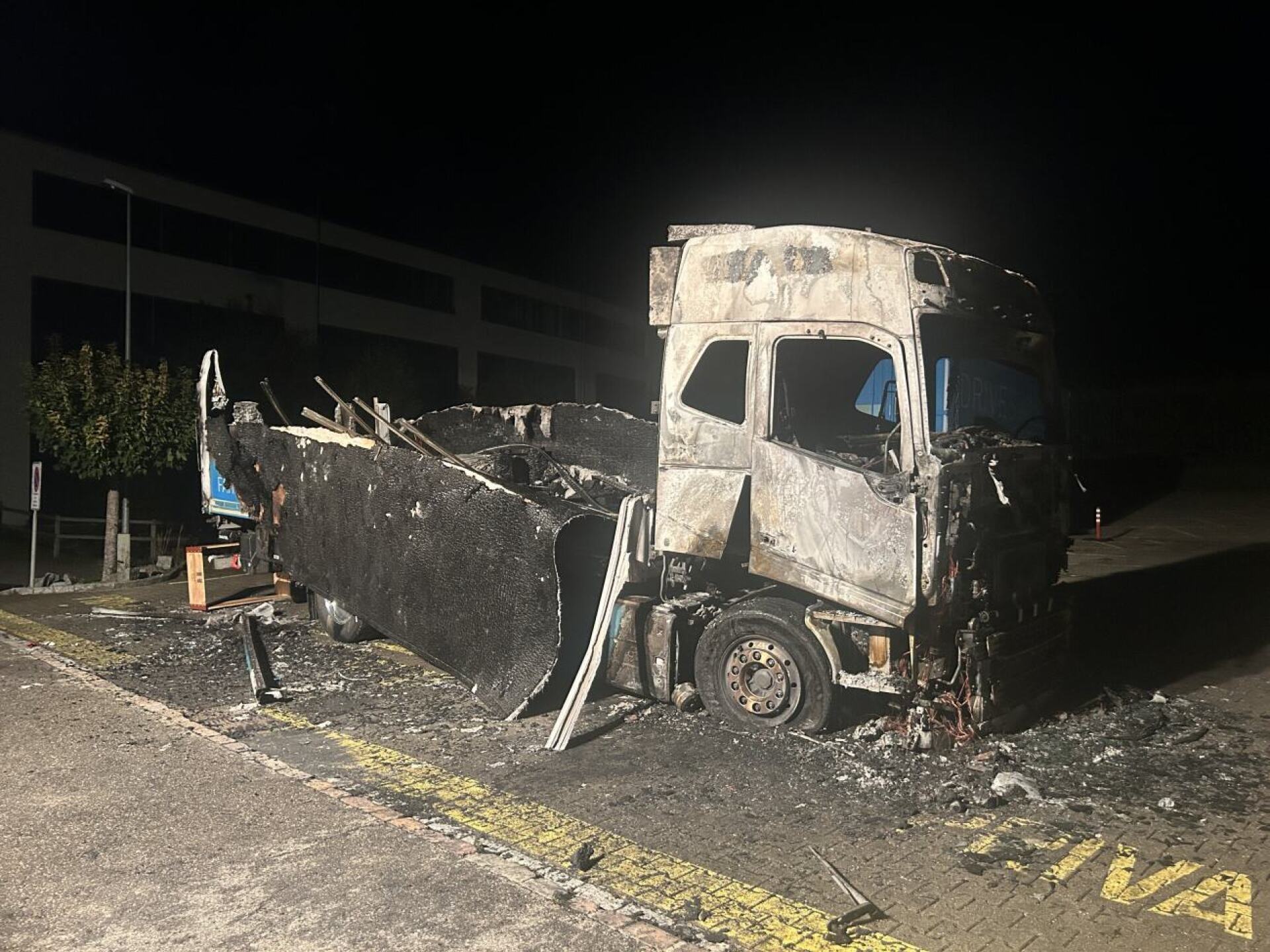 Ein Lastwagen, der in Wohlen vollständig ausgebrannt ist. Das war einer von mehreren Bränden in der Nacht von Montag auf Dienstag. Bild: pd