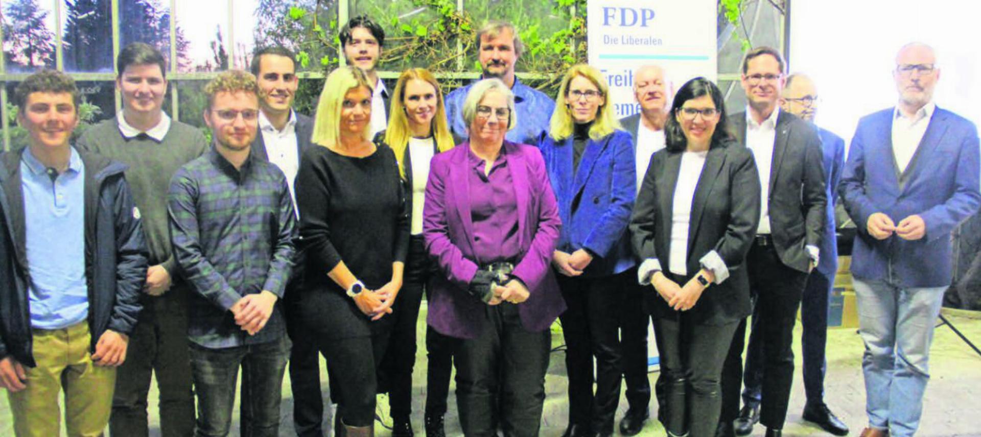 16 Kandidaten und Kandidatinnen treten im Herbst für die FDP Bezirk Bremgarten an. Darunter auch fünf Vertreter der Jungfreisinnigen. Bilder: pf