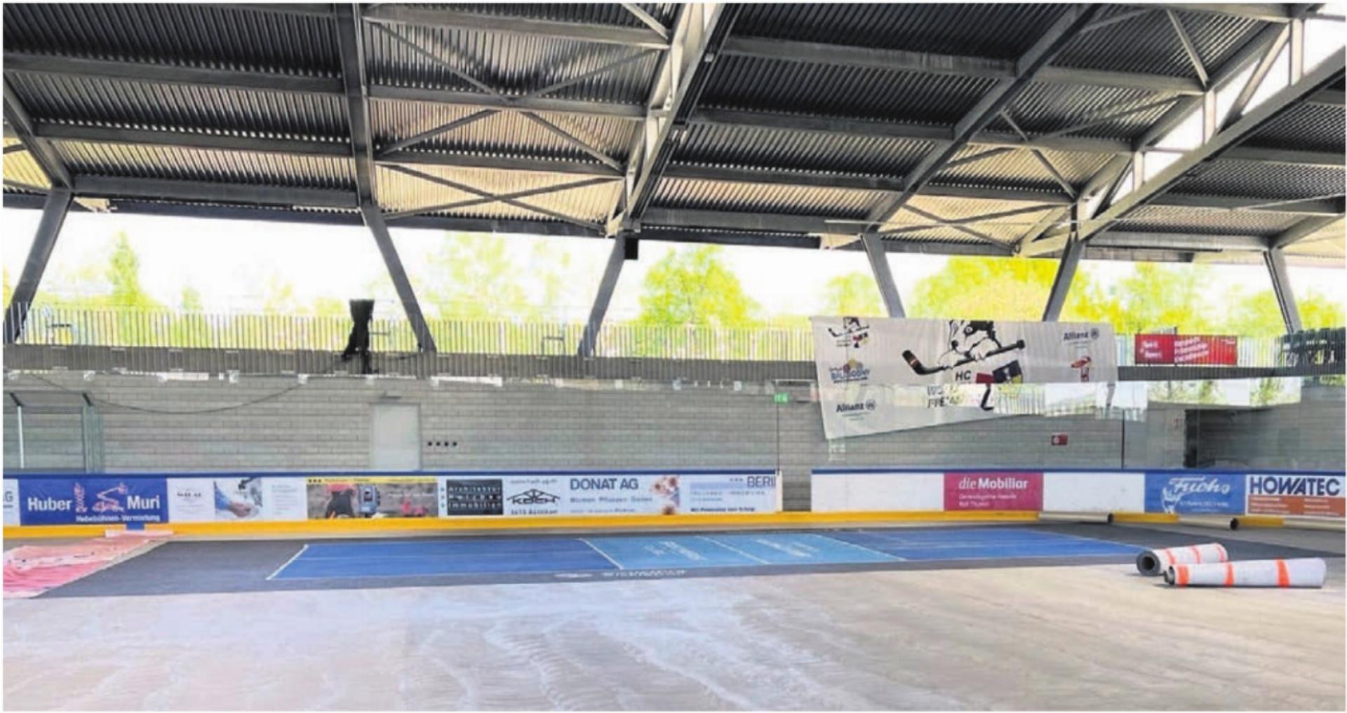 Die Pickleball-Felder werden in der Eishalle aufgebaut und bleiben bis am 25. August bestehen.    Bild: zg - Das Bild wird blockiert. – Möglicherweise durch einen aktiven Adblocker.