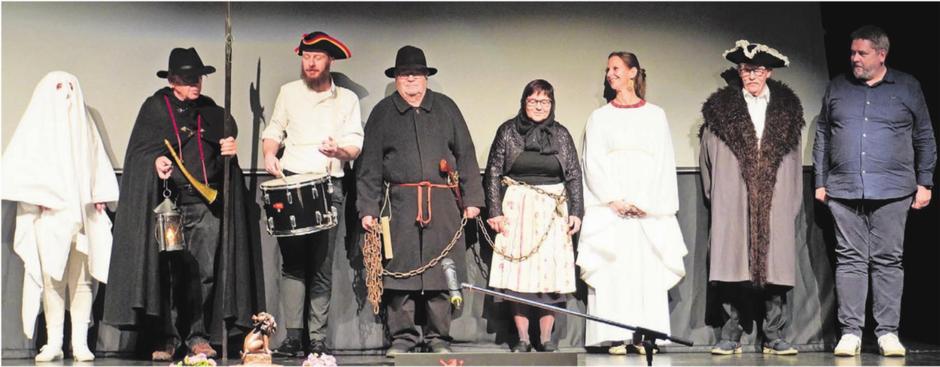 Die Stadtführer spielten «Dr Raufhandel vo zwöi bsoffne Wiiber z Boswil» vor – eine historisch verbürgte Gegebenheit. Bild: Hans Rechsteiner - Das Bild wird blockiert. – Möglicherweise durch einen aktiven Adblocker.