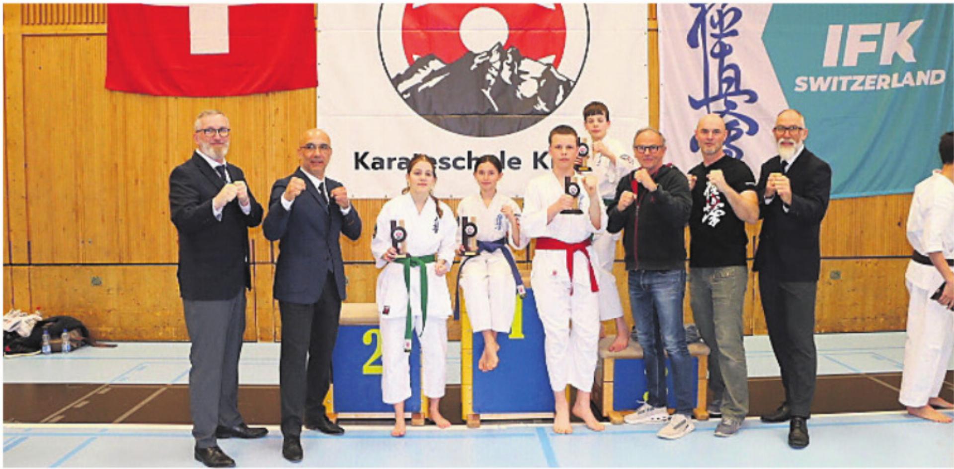 Der Karate-Club Wohlen am Pilatus-Cup (von links): Senpai Roland Konrad, Senpai Ciprian Tantu (beides Kampfrichter), Sophie Bacher, Nila Ismajli, Miro Farni, Nils Hoffmann, Markus Meier, Adi Bammert (beides Coaches), Senpai Erich-Andreas Bürgisser (Kampfrichter). Es fehlt Maya Banceanu. Bild: zg - Das Bild wird blockiert. – Möglicherweise durch einen aktiven Adblocker.