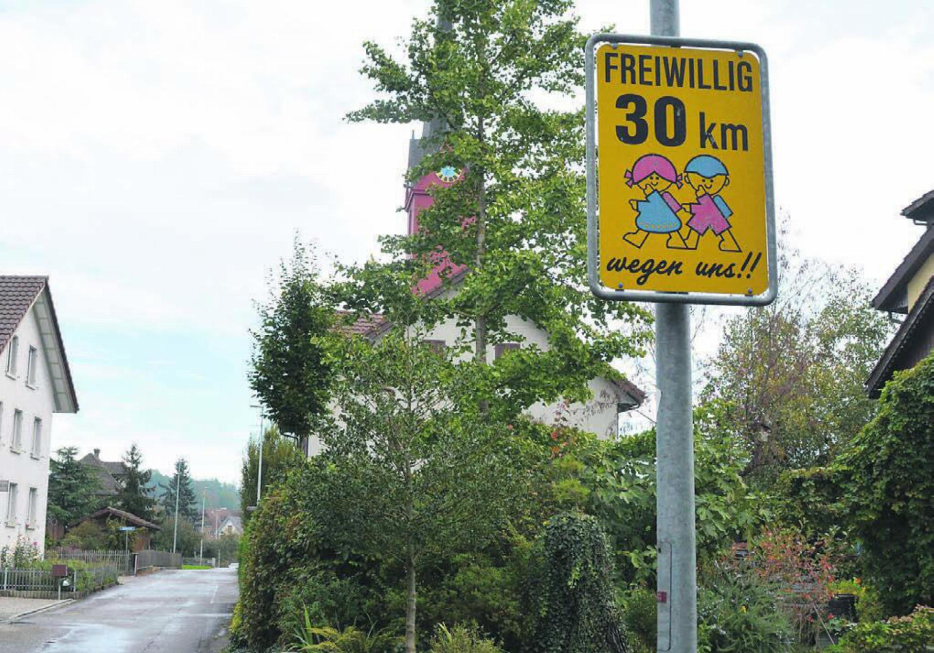Geht es nach dem Gemeinderat, ist es am Kirchweg bald nicht mehr freiwillig, 30 km/h zu fahren. Bild: Annemarie Keusch
