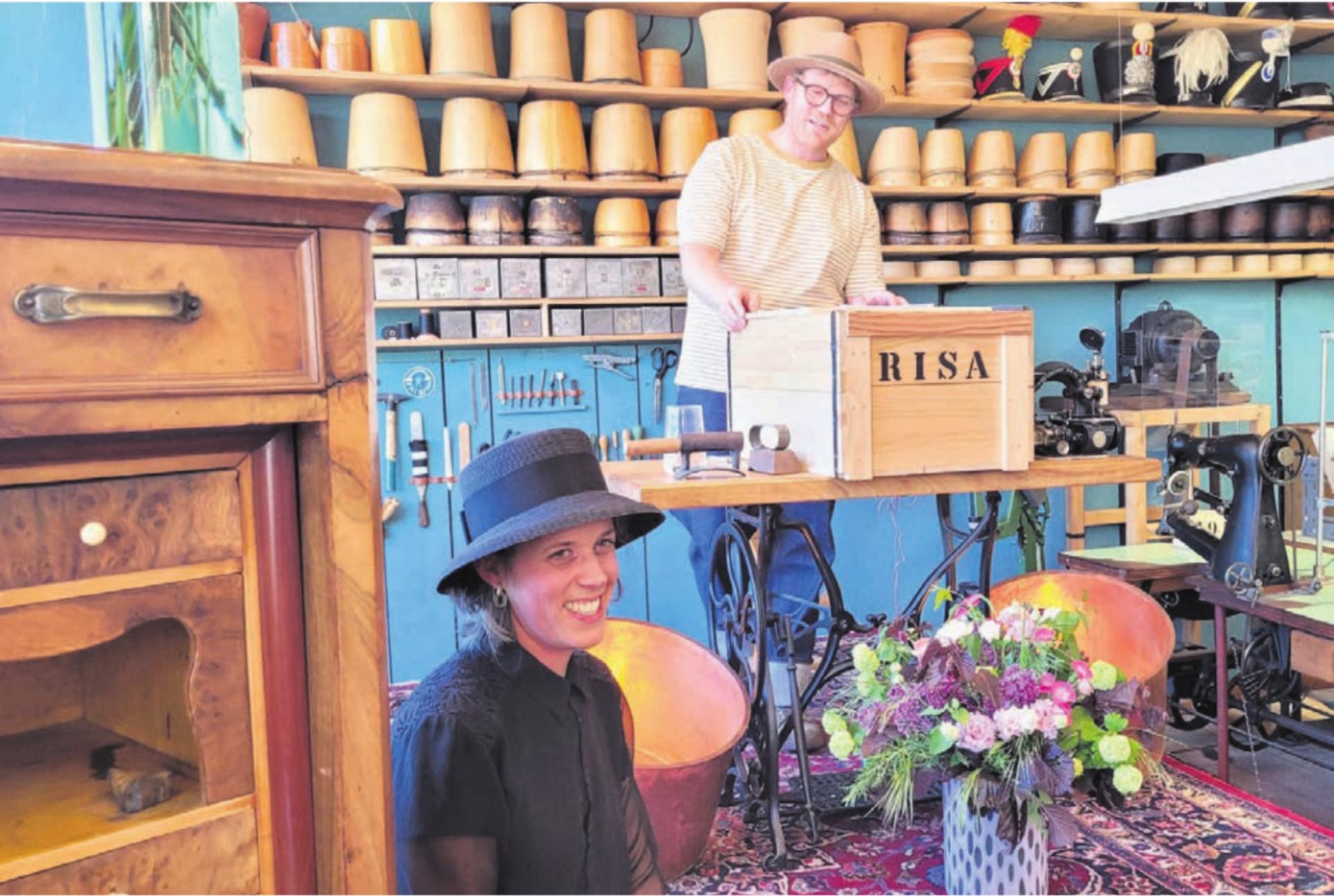 Inhaber Julian Huber bedankt sich bei Ausstellungsmacherin Andrea Huser für ihren Einsatz. Bilder: Chregi Hansen - Das Bild wird blockiert. – Möglicherweise durch einen aktiven Adblocker.