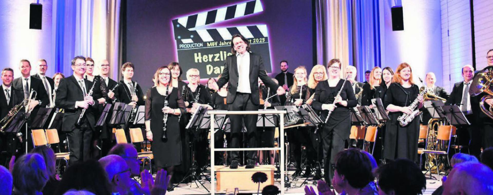 Dirigent Peter Werlen ist sichtlich stolz auf die Leistung der Musikerinnen und Musiker. Und auch das Publikum war begeistert. Bilder: Monica Rast