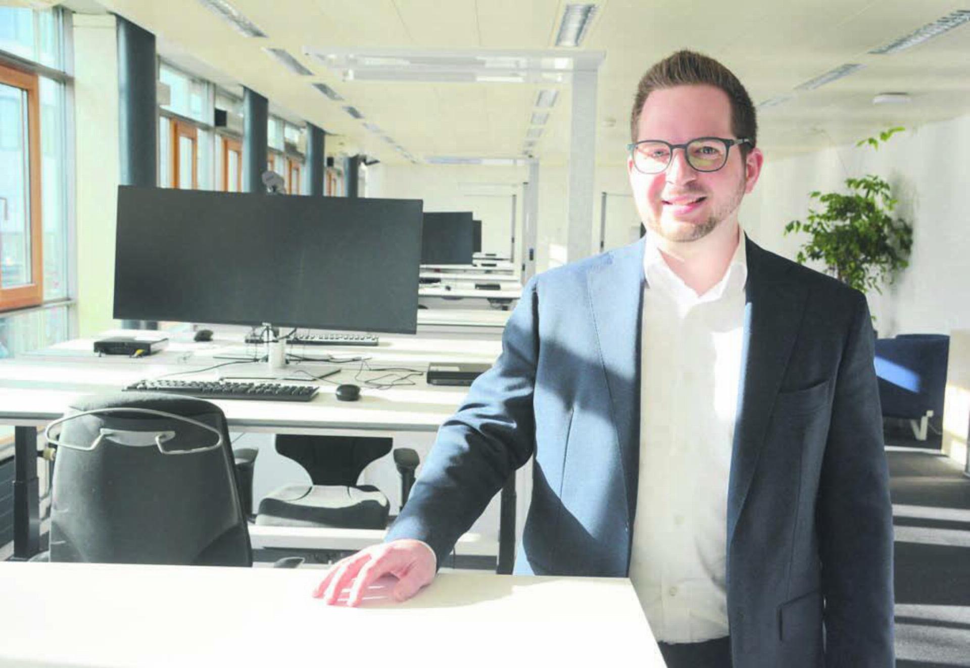David Sigrist im neuen Grossraumbüro im Obergeschoss des bisherigen CS-Gebäudes. «Die Mitarbeitenden erhalten neue und moderne Arbeitsplätze», erklärt der Standortverantwortliche der Geschäftsstelle Wohlen. Bild: Chregi Hansen