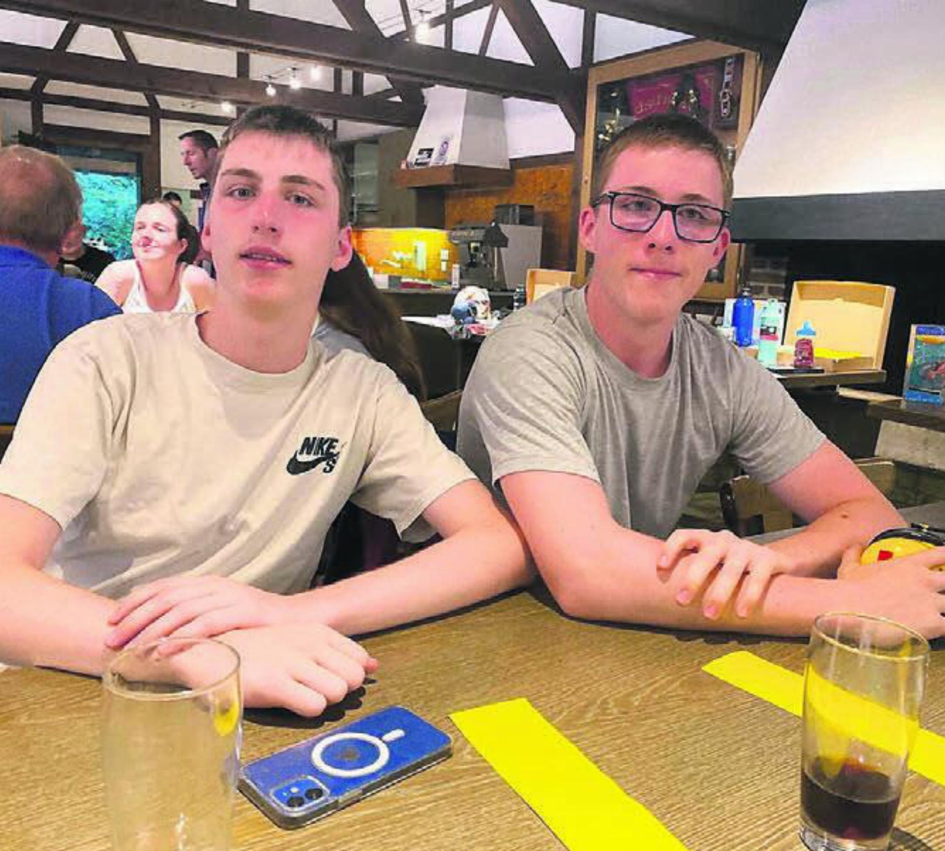 Sie schossen gute Resultate: Noah Stuber (links) und sein Bruder Marc. Bild: zg
