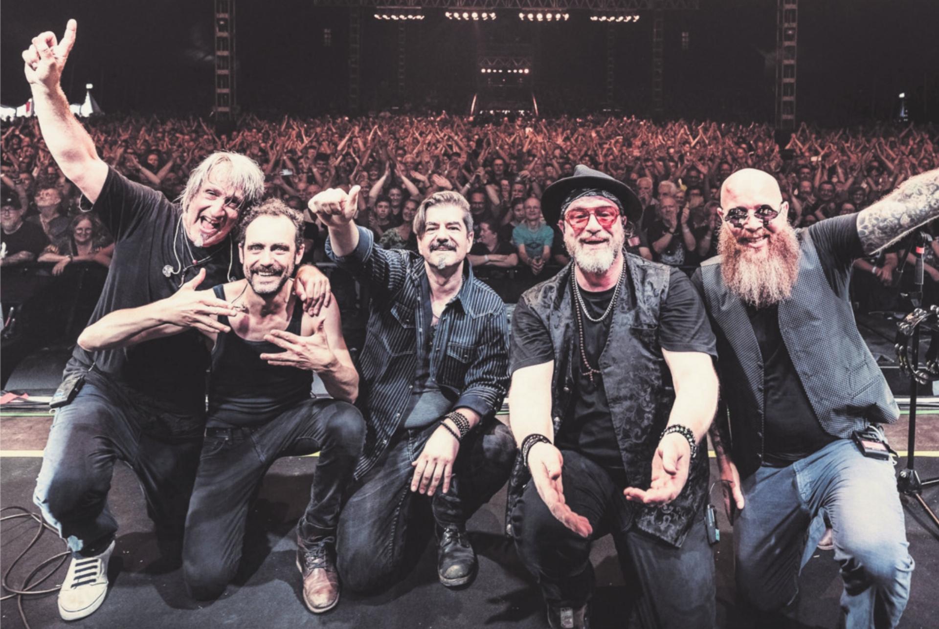 Grosse Euphorie der Ellis Mano Band um deren Gründer Gitarrist Edis Mano (Mitte) und Sänger Chris Ellis (2. v. r.): An drei Abenden spielten sie vor total 20 000 Deep-Purple-Fans. Bild: zg