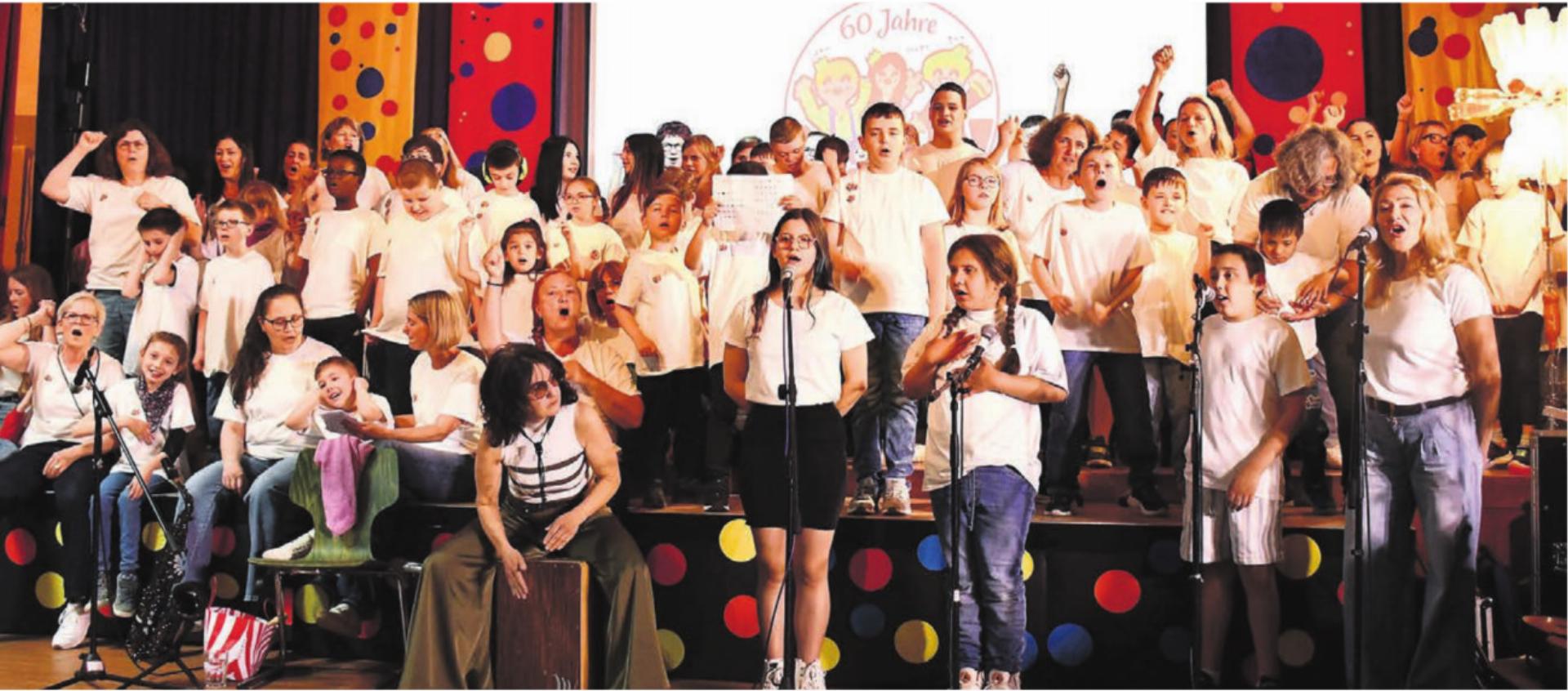 Ein Konzert voller Emotionen: Es wird gesungen, getanzt und getrommelt. Dabei wachsen die Schüler über sich hinaus.    Bilder: Monica Rast - Das Bild wird blockiert. – Möglicherweise durch einen aktiven Adblocker.