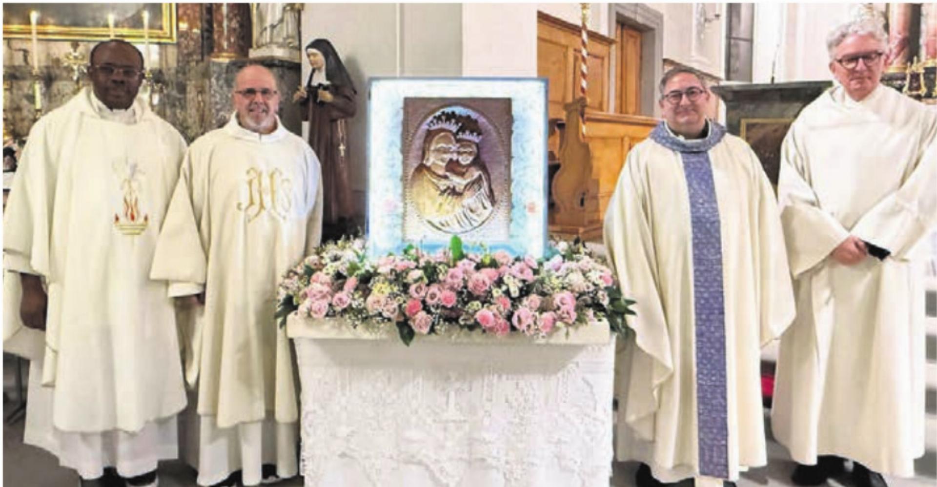 Sie gestalteten die Feier: Pfarrer Ignatius Okoli, Don Luigi Talarico, Gastprediger Don Saverio Viola und Gemeindeleiter Gerhard Ruff (von links) mit dem Bild der «Madonna della fiducia». Bild: tre - Das Bild wird blockiert. – Möglicherweise durch einen aktiven Adblocker.