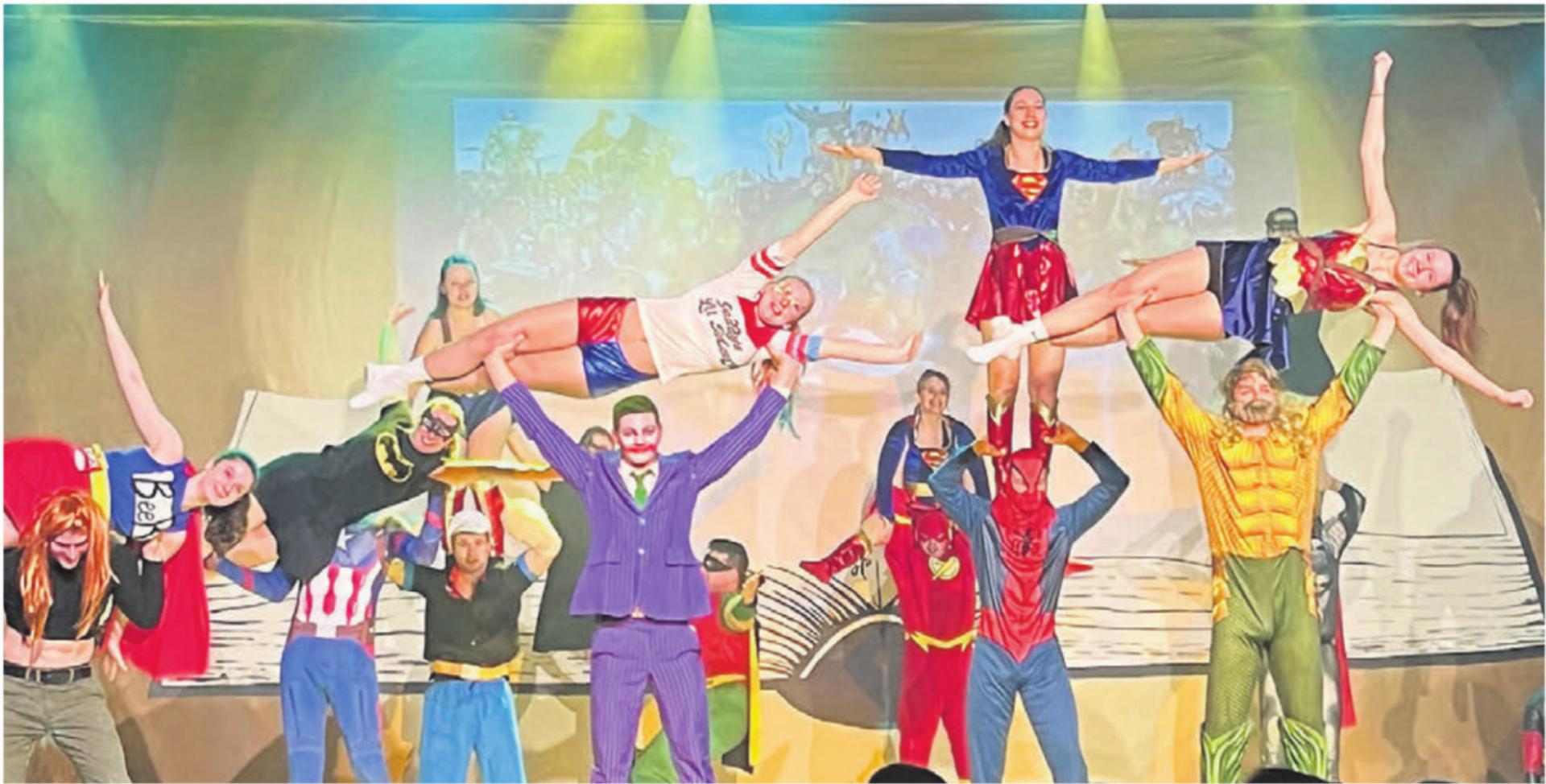 Akrobatischer Sport in Kostümen der Comic-Helden war sicher nicht einfach... Bilder: mub - Das Bild wird blockiert. – Möglicherweise durch einen aktiven Adblocker.