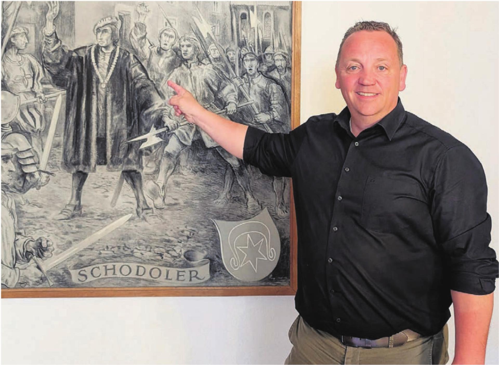 Ein Vorbild, dem der historisch interessierte Stadtammann gerne nacheifert. Stephan Troxler vor dem Rathaus-Gemälde des berühmten Bremgarter Chronisten, Stadtschreibers und später Schultheissen Werner Schodoler (1490–1541). Bild: Marco Huwyler - Das Bild wird blockiert. – Möglicherweise durch einen aktiven Adblocker.