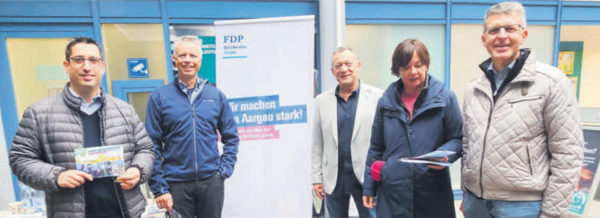 FDP-Grossratskandidierende bei der Standaktion in Muri, von links: Stefan Huwyler, Martin Walt, Alexander Eigensatz, Franziska Hirzel, Tobias Knecht. Bild: zg