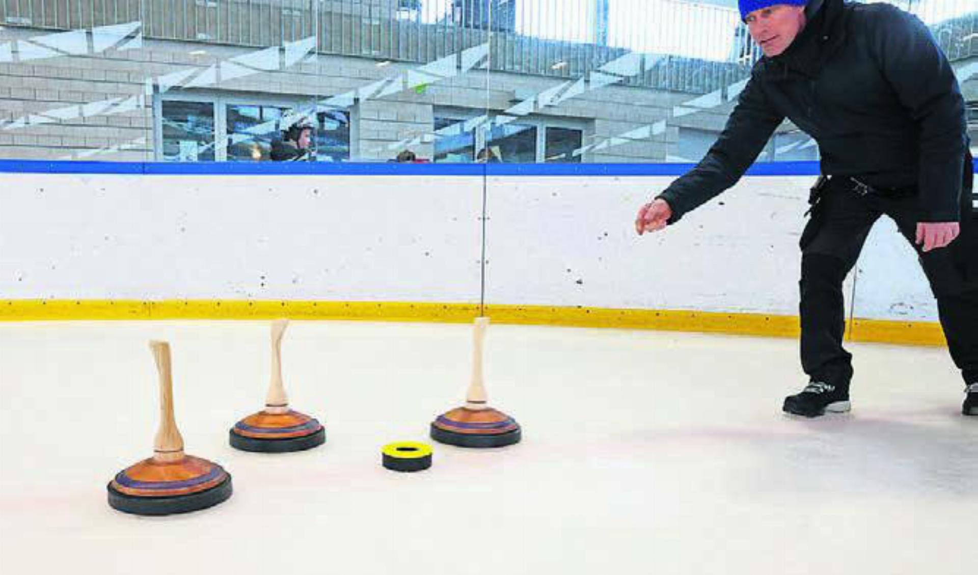 Eisstockschiessen ist schnell erlernbar und eine sportliche Alternative zum Eislaufen oder Eishockey. Bild: zg