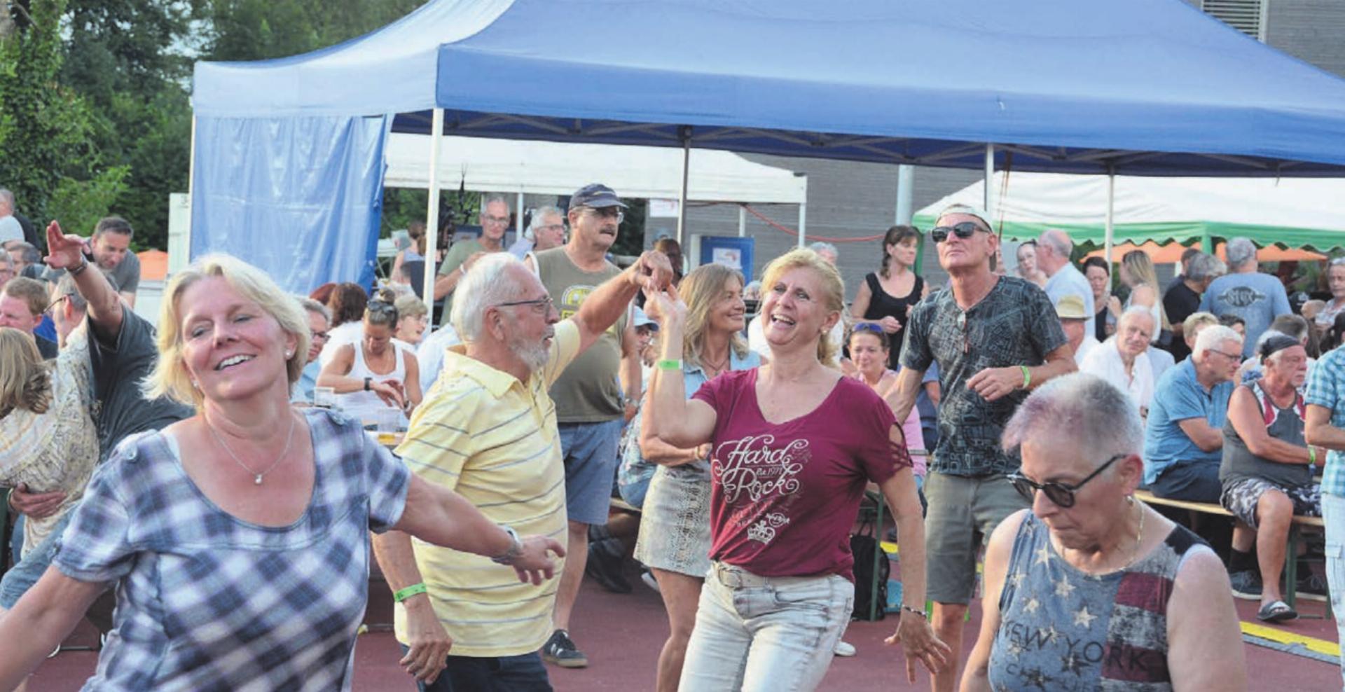 Der fetzige Sound von der Bühne sorgte dafür, dass vor der Bühne fleissig getanzt wurde. Sogar eine Line-Dance-Gruppe war vor Ort. Bilder: Chregi Hansen