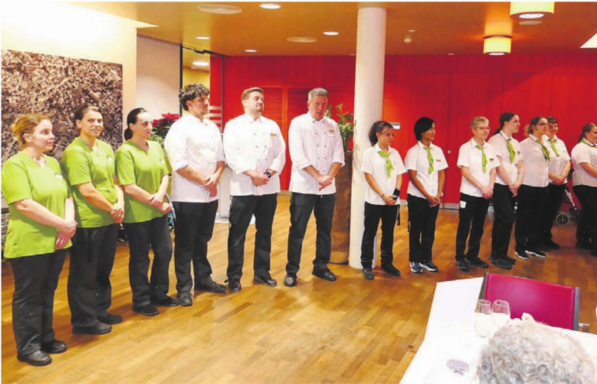 Das Team der Gastronomie weiss seine Gäste zu bewirten und sorgt mit grossem Einsatz für zwei gelungene Weihnachtsfeiern. Bilder: Stefan Treier - Das Bild wird blockiert. – Möglicherweise durch einen aktiven Adblocker.