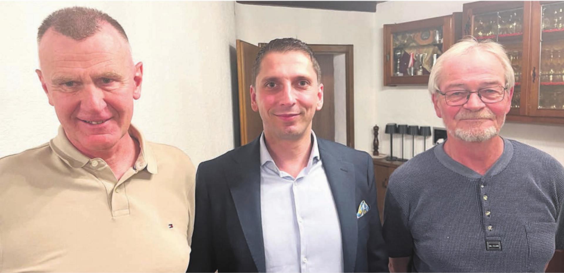 Freuen sich über seine Mitgliedschaft und Kandidatur (von links): Pierre Bütikofer, Mitte-Kandidat Nicola Bernabei, Adrian Engel. Bild: Britta Müller - Das Bild wird blockiert. – Möglicherweise durch einen aktiven Adblocker.