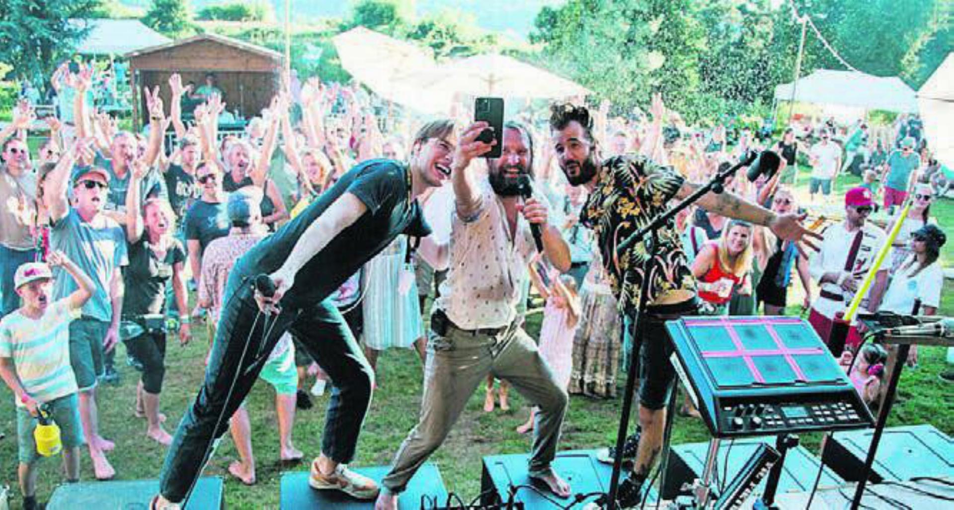 Das Sounds of Garden mitten im Rosengarten hat manch magischen Moment erlebt. So wie hier beim Auftritt von Shem Thomas vor drei Jahren. Bild: Archiv