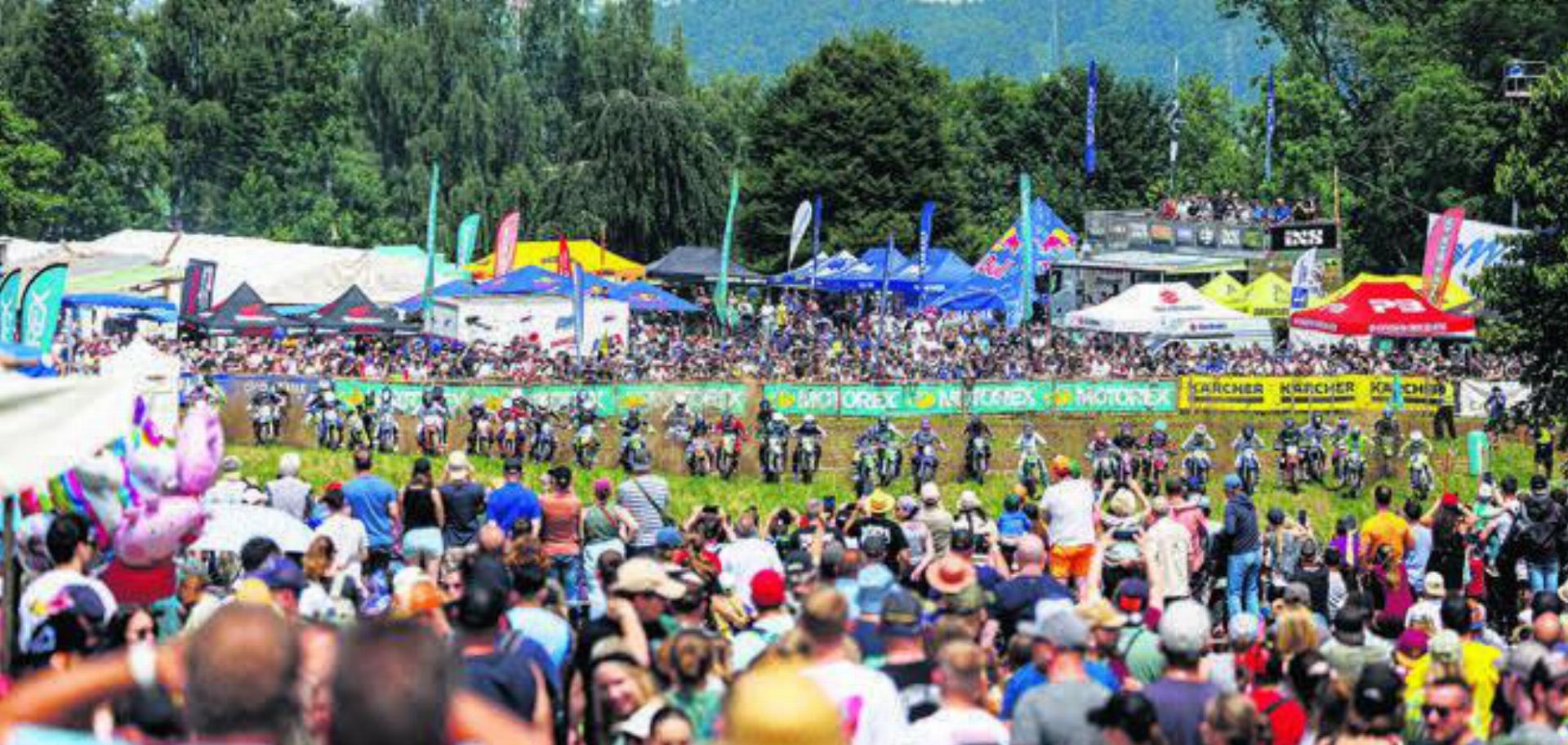 Hoch oben über Muri, Tausende Zuschauer und der Motorsport steht im Mittelpunkt. Das Pfingstcross erlebte einen Sahnetag. Bild: Simon Huwiler