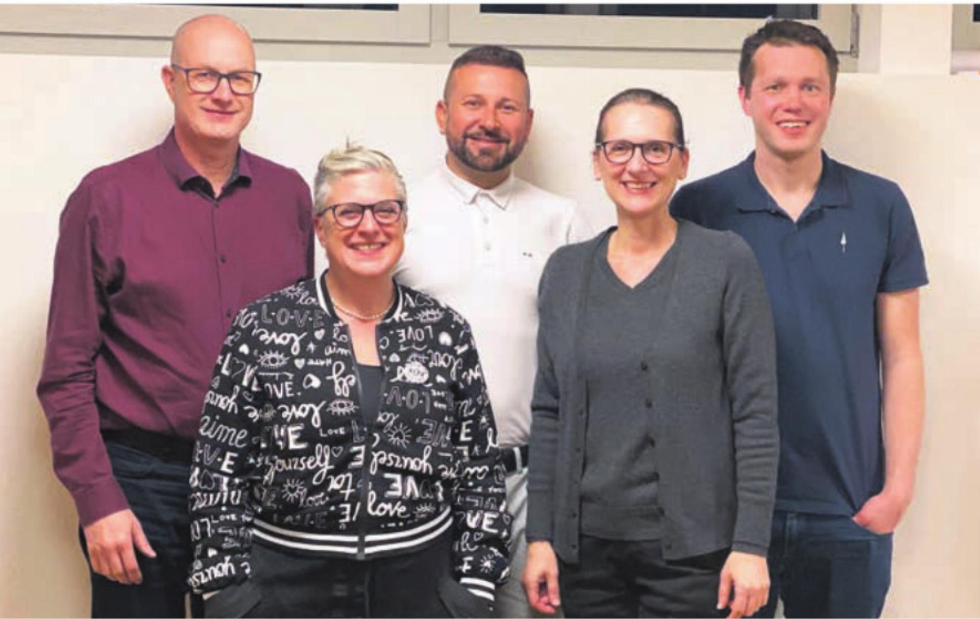 Die SP-Führungscrew (vorne): Simone Allenspach und Laura Pascolin. Hinten (v. l.): Christof Hübscher, Sasha Stojmenovski, Matthias Schneider. Es fehlen: Corinne Manimanakis und Cyrille Meier. Bild: zg - Das Bild wird blockiert. – Möglicherweise durch einen aktiven Adblocker.