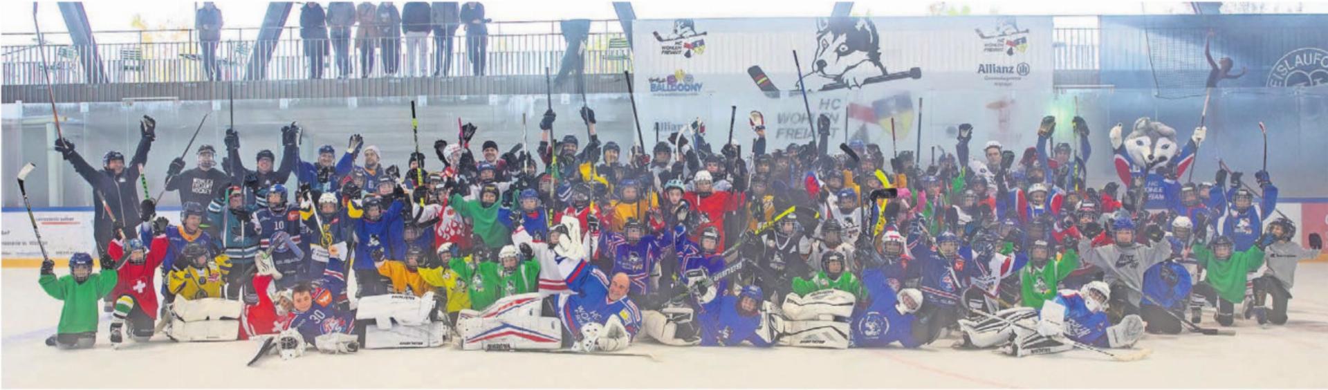 Volles Haus auf der Wohler Eisbahn. 100 Kinder sind erschienen, um beim Swiss Hockey Day mit diversen nationalen Eishockey-Grössen zu trainieren. Bilder: HC Wohlen Freiamt - Das Bild wird blockiert. – Möglicherweise durch einen aktiven Adblocker.