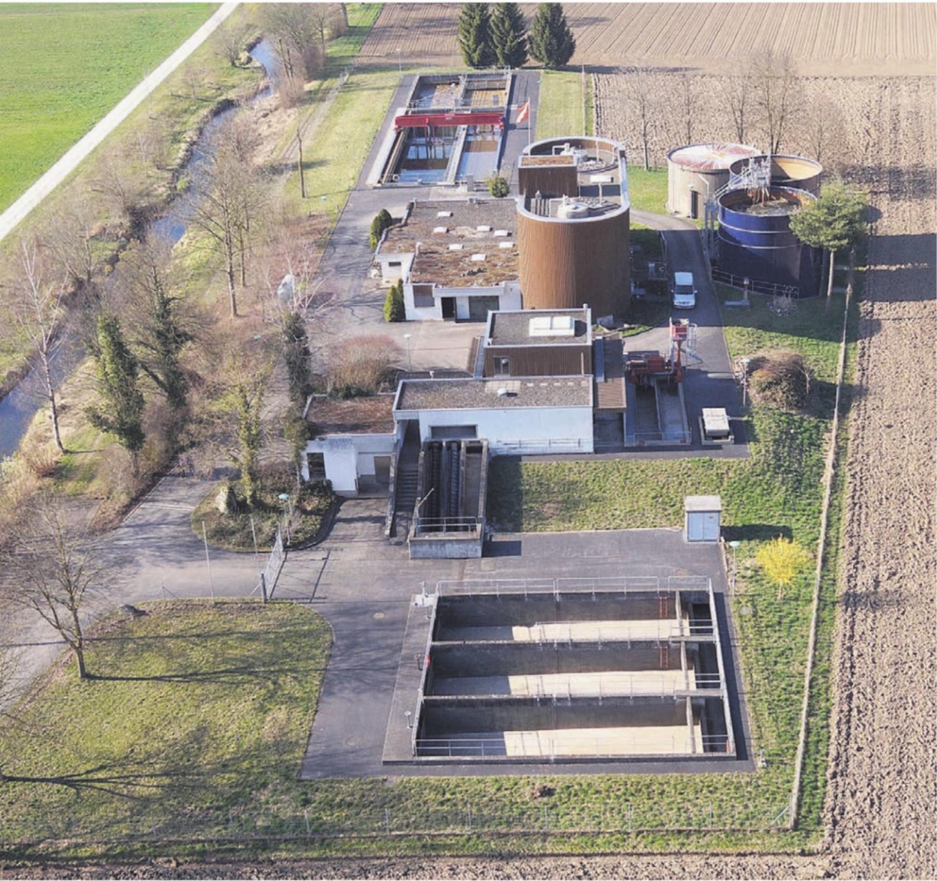 Die ARA Chlostermatte direkt an der Bünz – der Betrieb läuft sehr konstant.   Bild: zg - Das Bild wird blockiert. – Möglicherweise durch einen aktiven Adblocker.