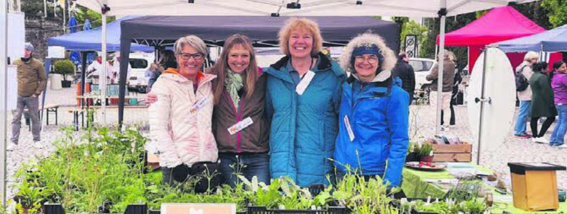 Sie informieren und beraten zugunsten «Natur findet Stadt» (v. l.): Margrit Haller, Beatrice Beer, Esther Clausen und Christina Cotti. Bild: zg