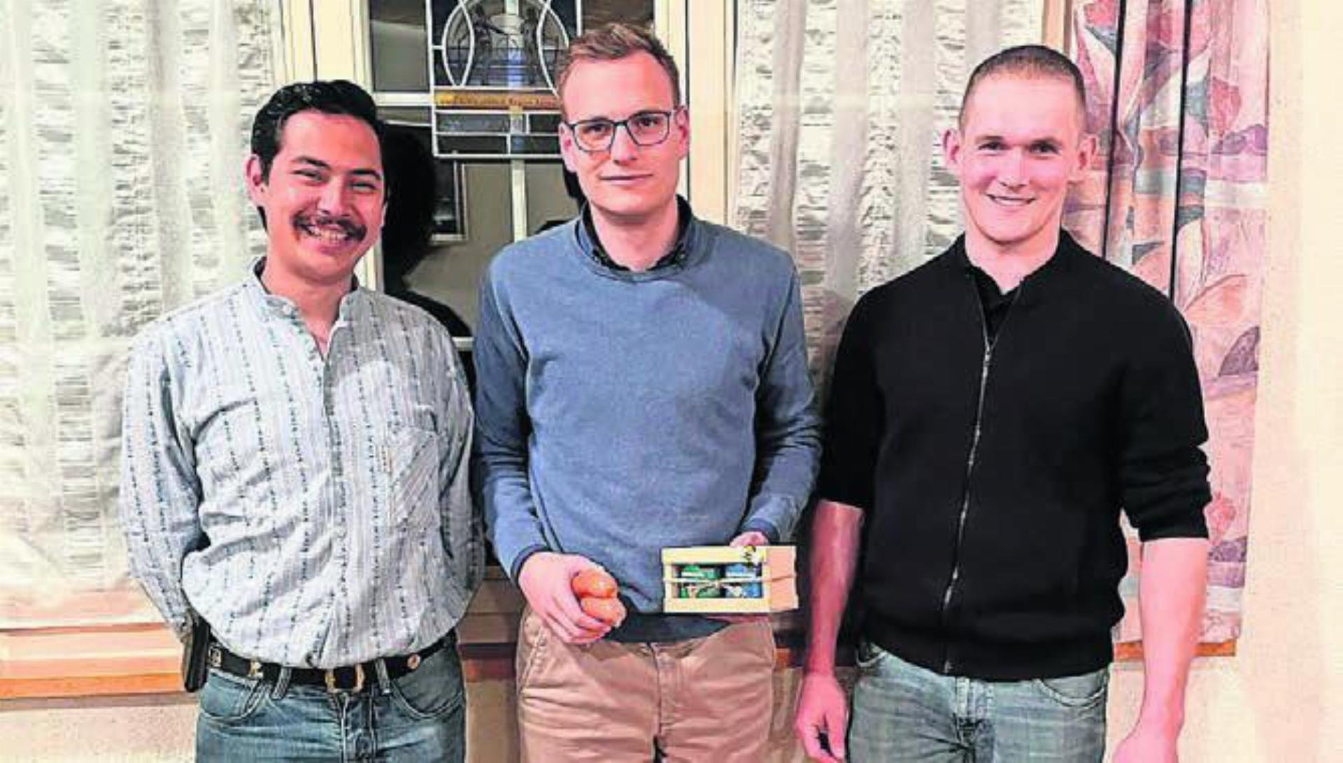 Referent Yves Blülle erhält Honig aus Fischbach-Göslikon von Daniel Stierli (rechts) und Cervelats aus Niederwil von Yanik Nyffeler. Bild: zg