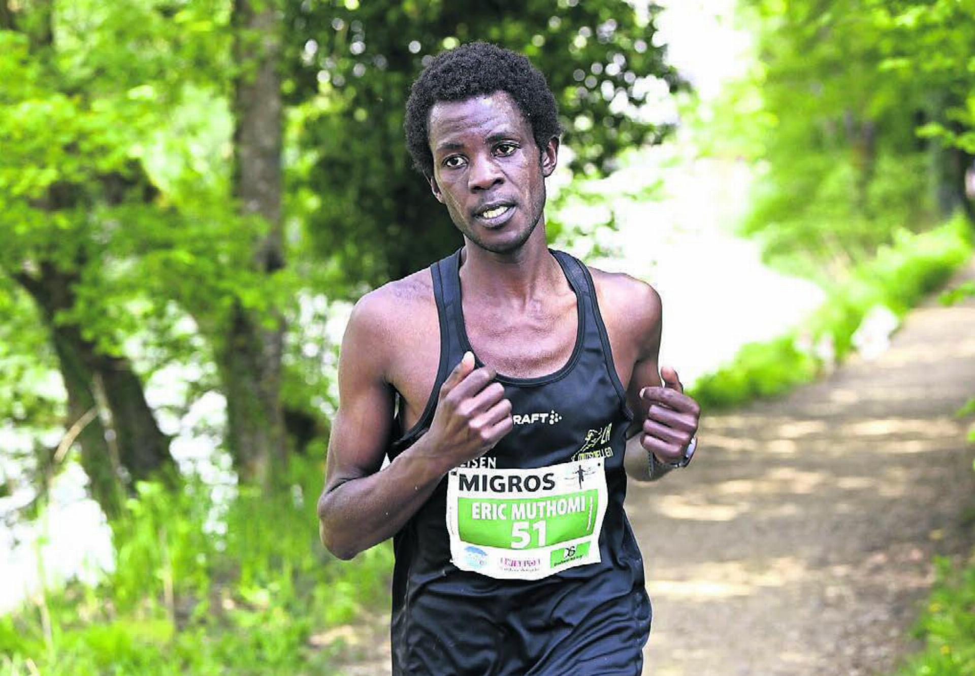 Eric Muthomi am Aargauer Volkslauf, den er gewonnen hat. Das Trikot der LA Mutschellen trägt er voller Stolz. «Das war ihm von Anfang an sehr wichtig und freut uns enorm», sagt Ralph Huggel, Hauptleiter des Vereins. Bild: Alexander Wagner