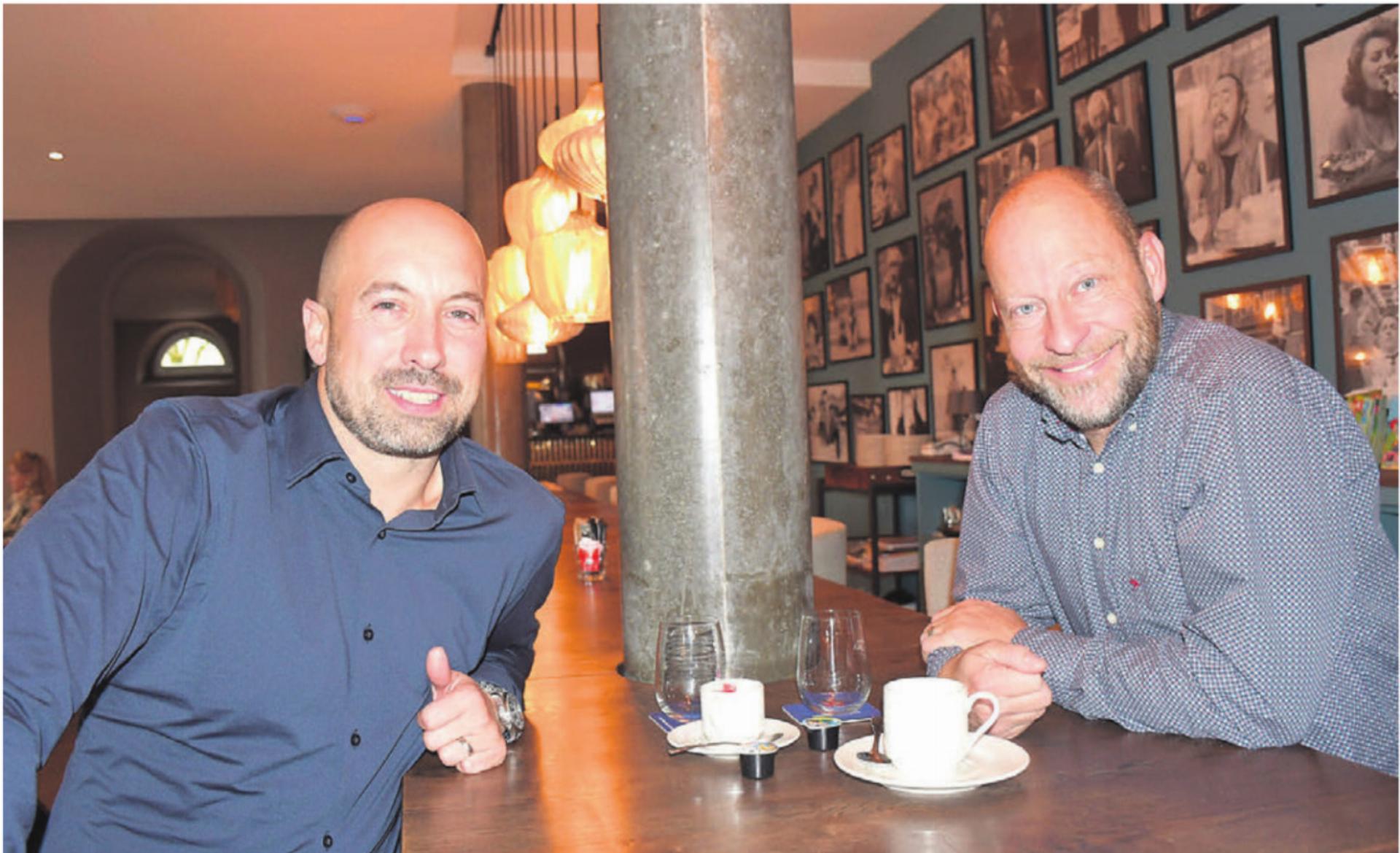 Doch noch 3000 Franken für die Gemeinde Blatten: Fabrice Müller (links), Präsident des Handwerker- und Gewerbevereins Wohlen, und Dennis Andermatt schauten dafür, dass ein schöner Betrag zusammengekommen ist. Bild: dm - Das Bild wird blockiert. – Möglicherweise durch einen aktiven Adblocker.