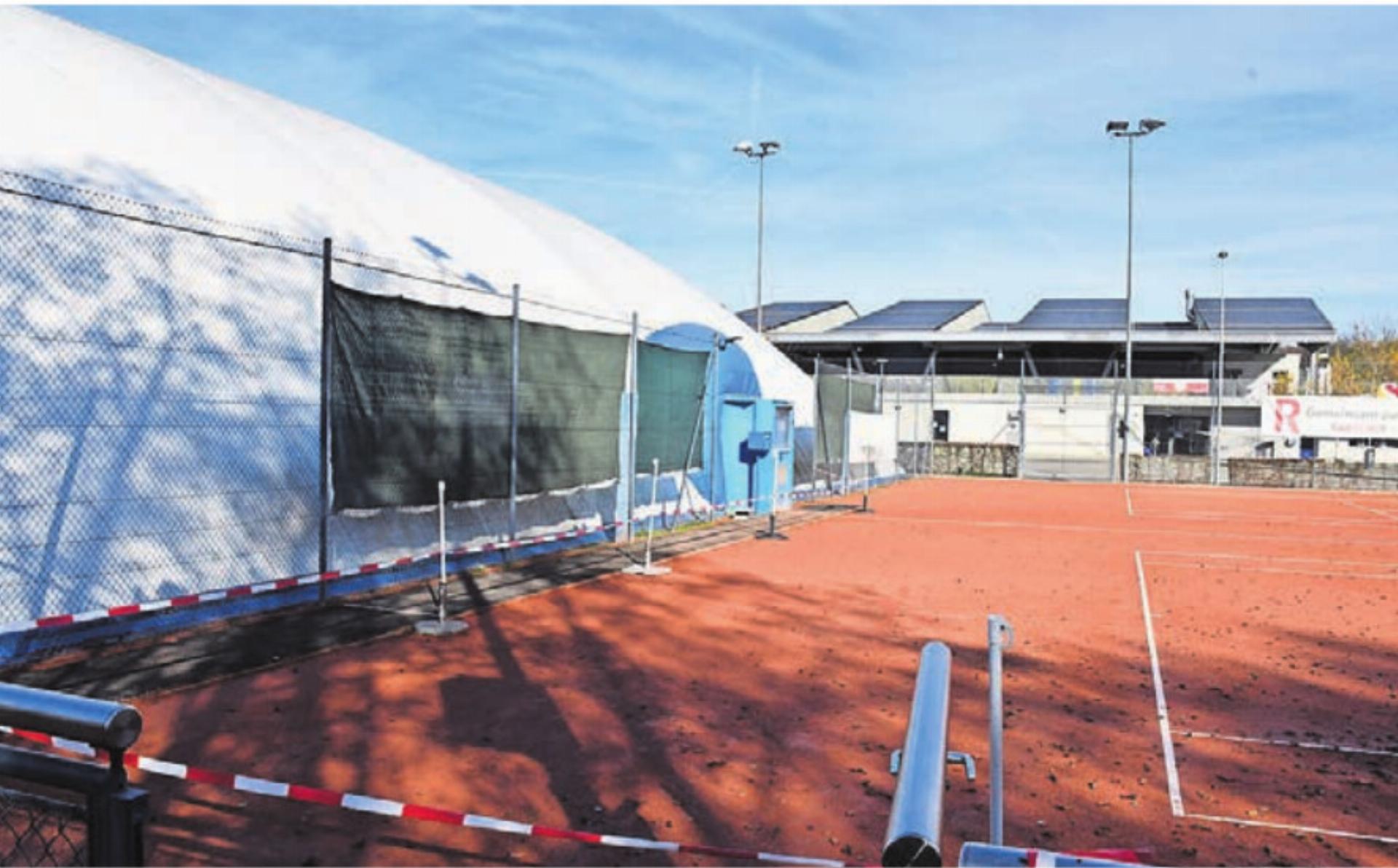 Der Tennisclub Wohlen Niedermatten kann rasch die Umsetzung angehen: Je zwei Hallenplätze und Aussenplätze werden mit einem Hartbelag versehen. - Das Bild wird blockiert. – Möglicherweise durch einen aktiven Adblocker.