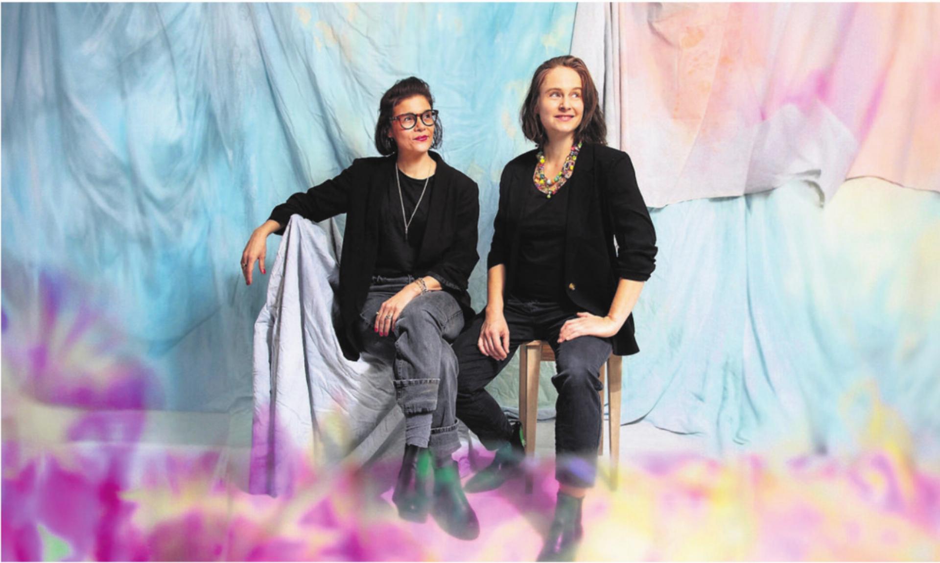 Von links: Autorin Tanja Kummer und Musikerin Fatima Dunn betrachten die Schweiz aus neuen Blickwinkeln. Bild: zg - Das Bild wird blockiert. – Möglicherweise durch einen aktiven Adblocker.