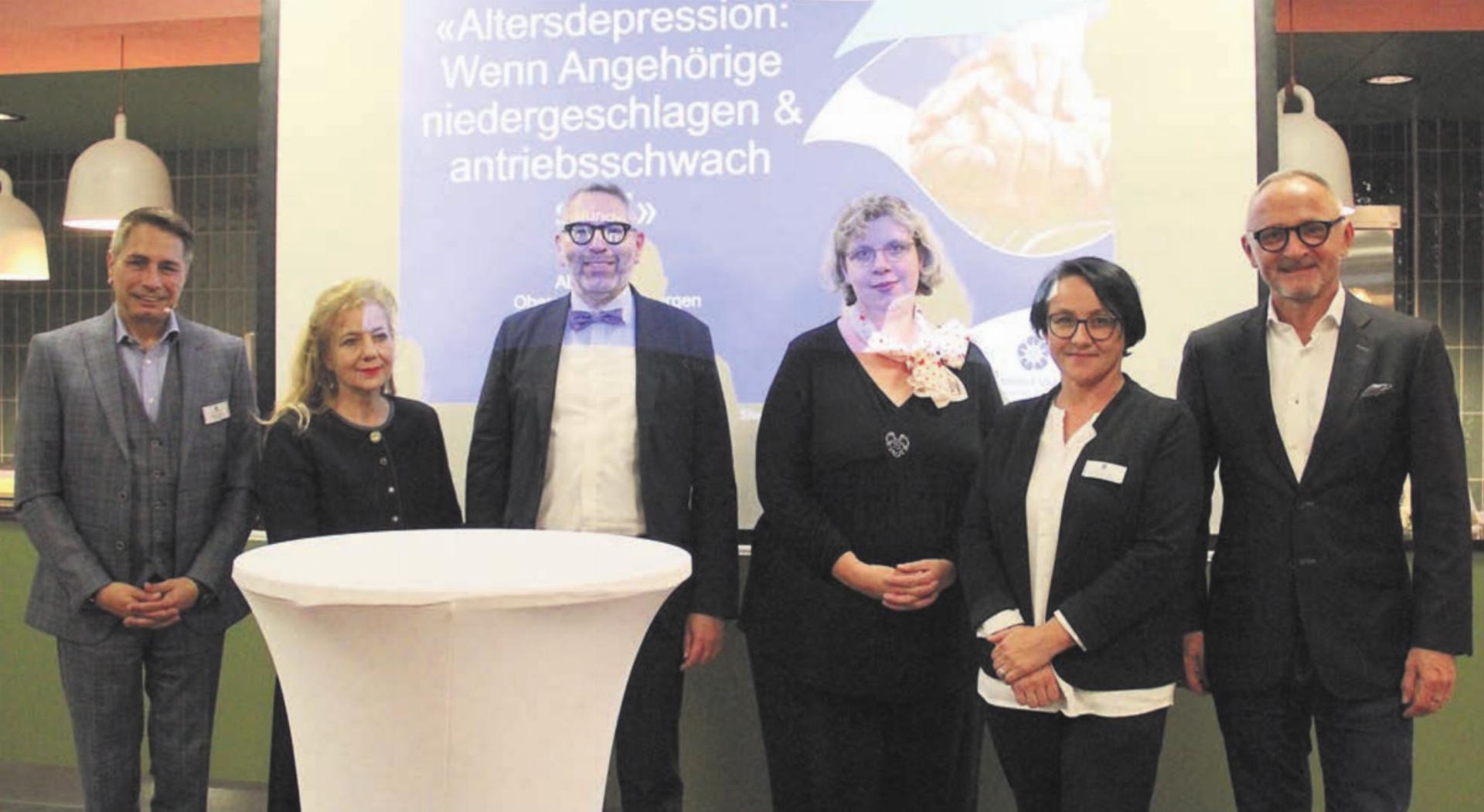 Sie führten durch den spannenden Abend (von links): Walter Cassina, Leiter Alterszentrum Obere Mühle; Christine Kaspar Frei, Geschäftsleiterin Spitex Freiamt; Samer Schleusener, Facharzt für Psychiatrie PDAG; Sonja Nauer, Rotes Kreuz; Brankica Dubravac, Pflegeleitung Obere Mühle; Markus Zwicky, Präsident Verein Equilibrium. Bild: Patrick Fischer