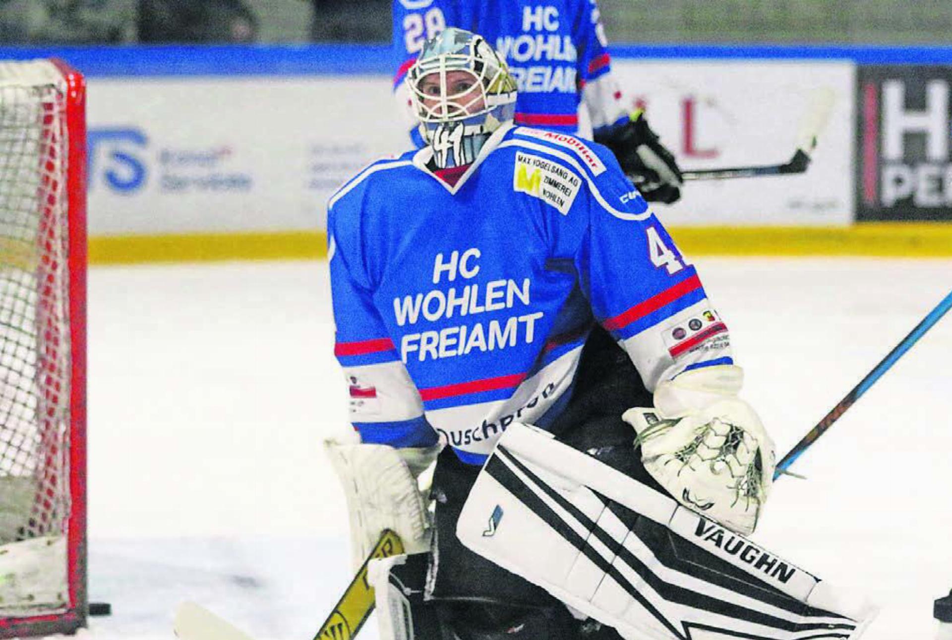 Fabian Klaas im letzten Derby zwischen Wohlen und Fi-Gö. Damals stand er bei den «Huskies» im Tor und musste bei der 1:4-Niederlage viermal hinter sich greifen. Bilder: Archiv/jl, zg