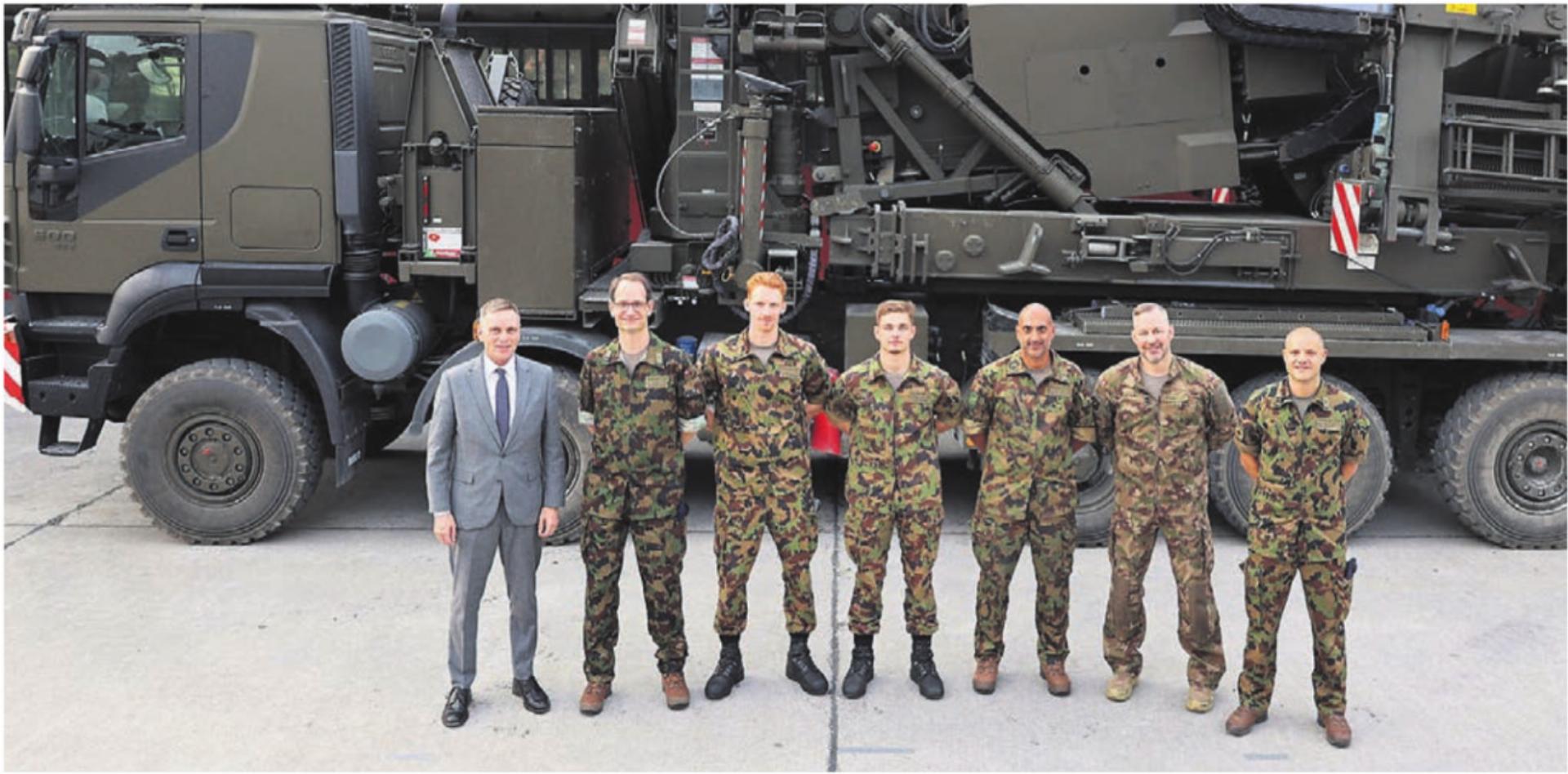 Militärdirektor Jean-Pierre Gallati (links) und Oberstlt Patrick Koller, Kreiskommandant des Kantons Aargau, mit den neu brevetierten Offizieren aus dem Freiamt (v. l.): Maj Michael Hackl, Lt Tobias Wiederkehr, Lt Mike Schramm, Oberstlt Prakash Gysel, Oberst Beni Horn. Bild: pd - Das Bild wird blockiert. – Möglicherweise durch einen aktiven Adblocker.